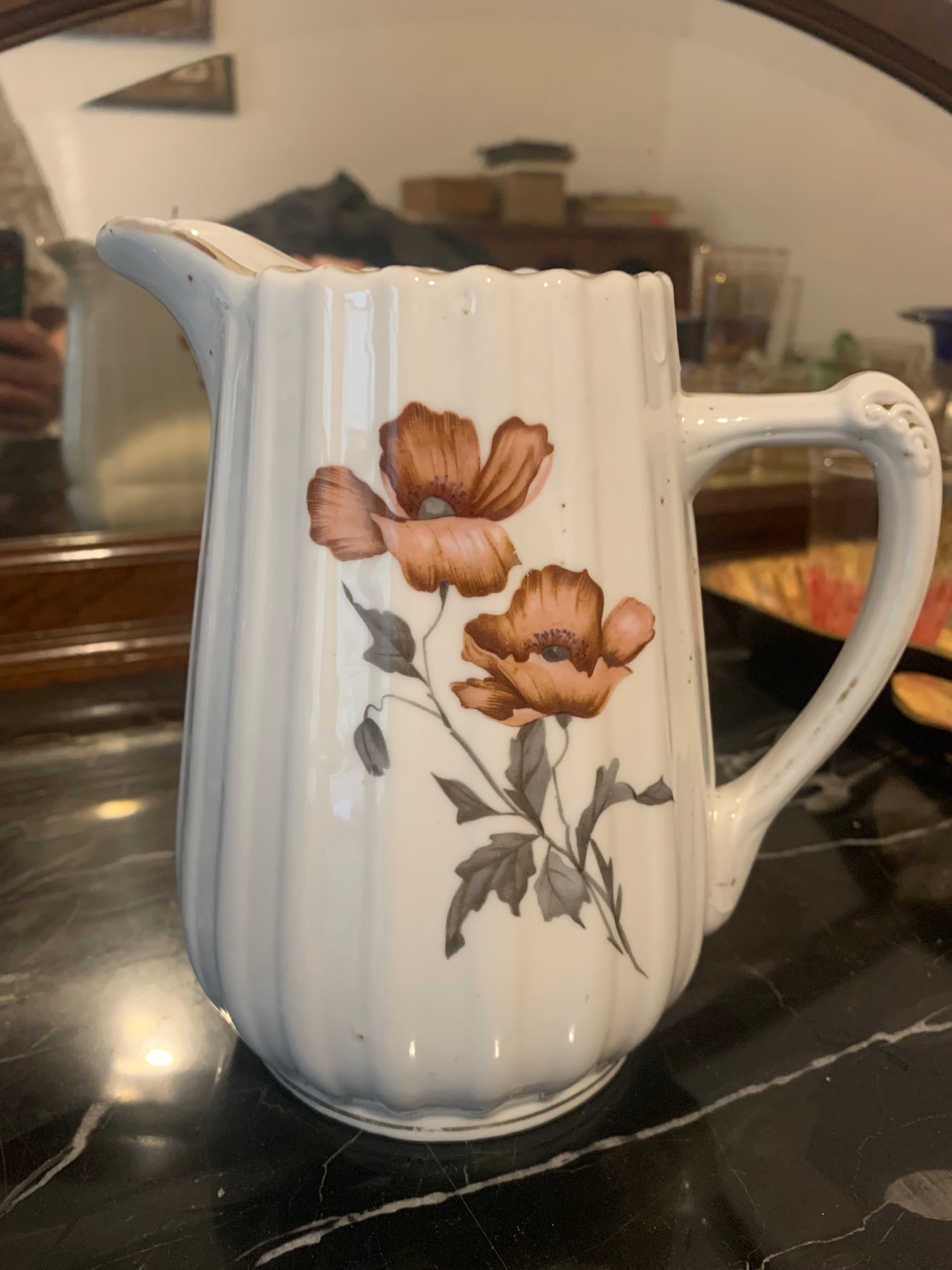 Antiguinha e linda leiteira em porcelana canelada com desenho floral 