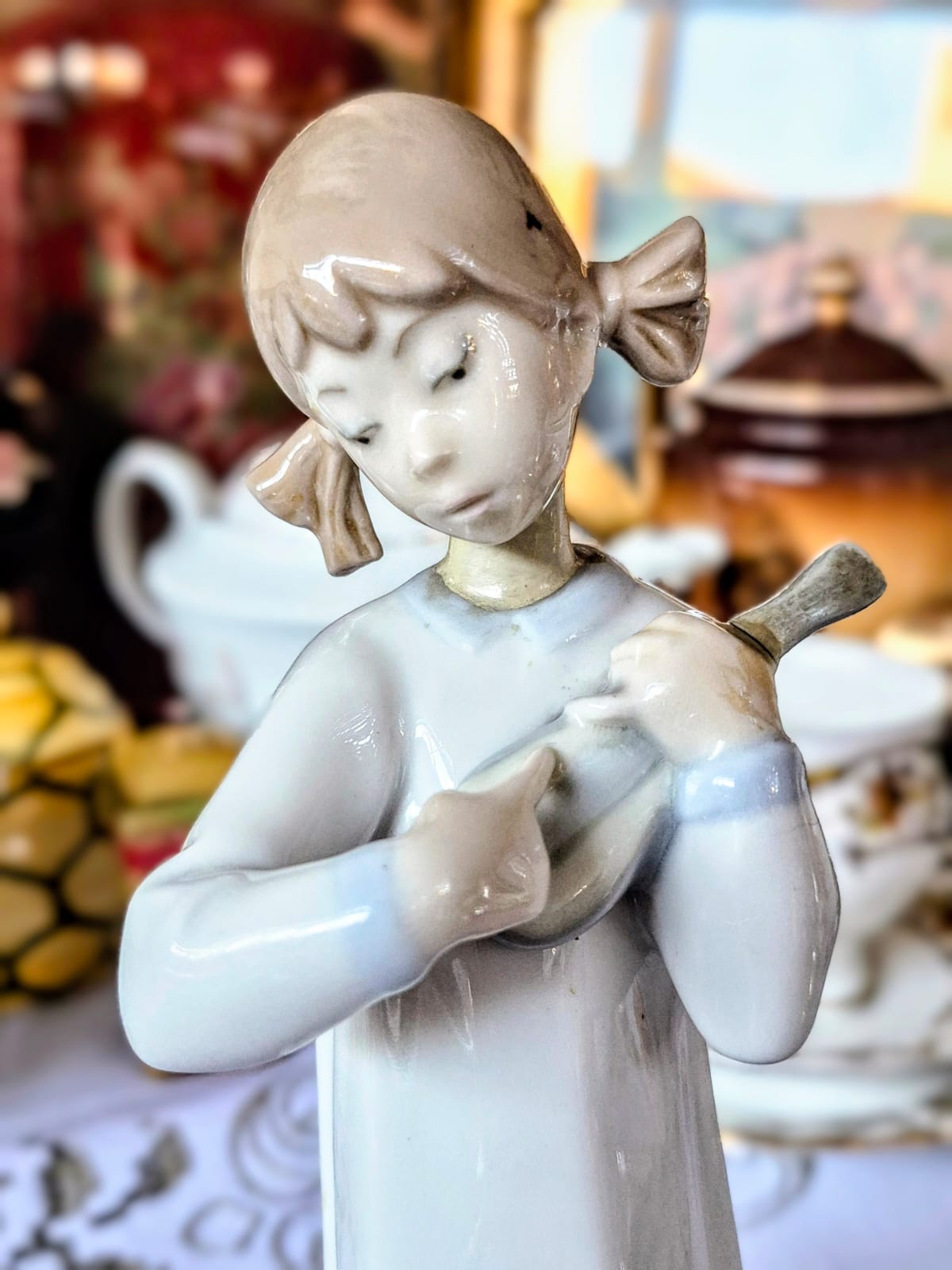 Escultura em porcelana espanhola Lladró "Girl with mandolin", n.4871, desenhada pelo artista Fulgencio Garcia.