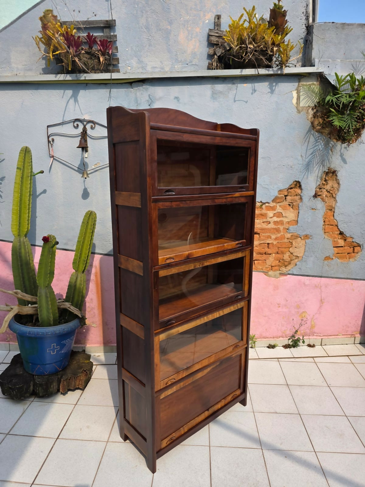 Estante / Livreiro, década de 60, 5 portas basculantes em imbuia maciça.