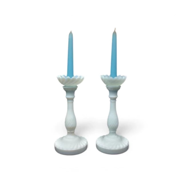 Par de castiçais de opalina branco leitoso com bobeche