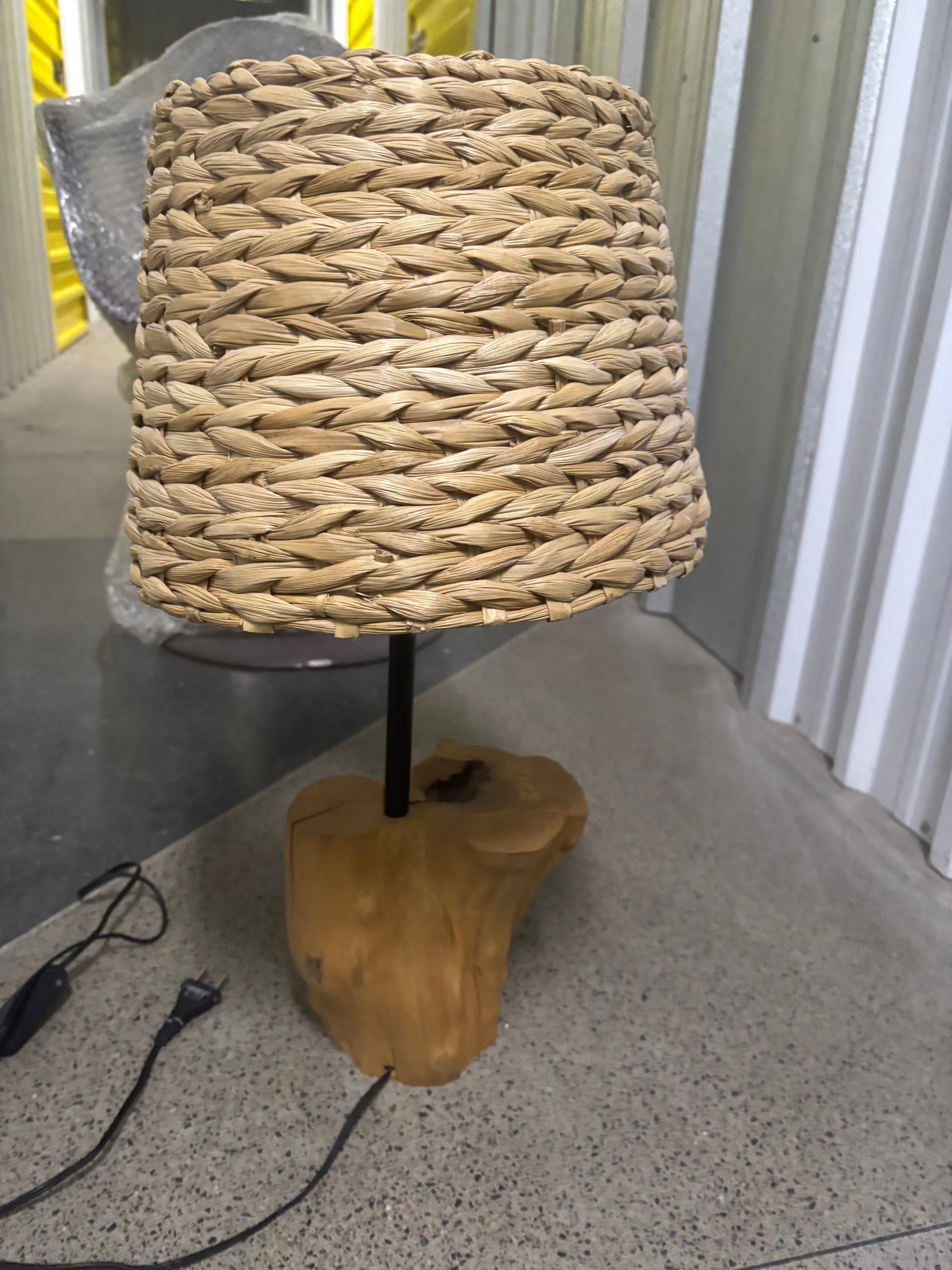 Luminária de palha com base em madeira maciça Tok &amp; Stok 