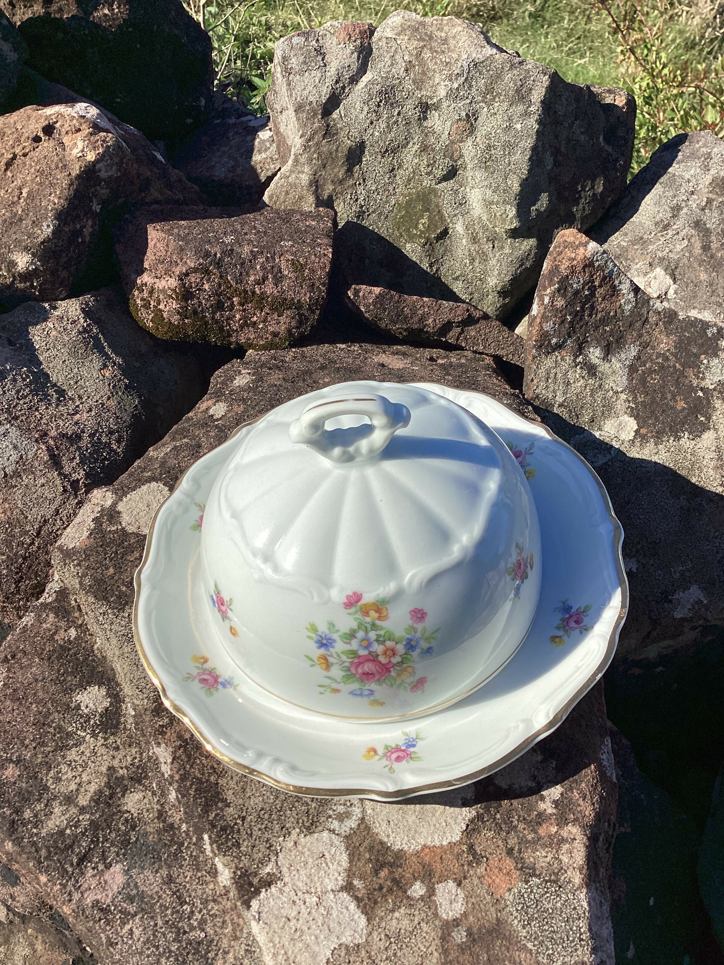 Mesa posta com preciosa manteigueira