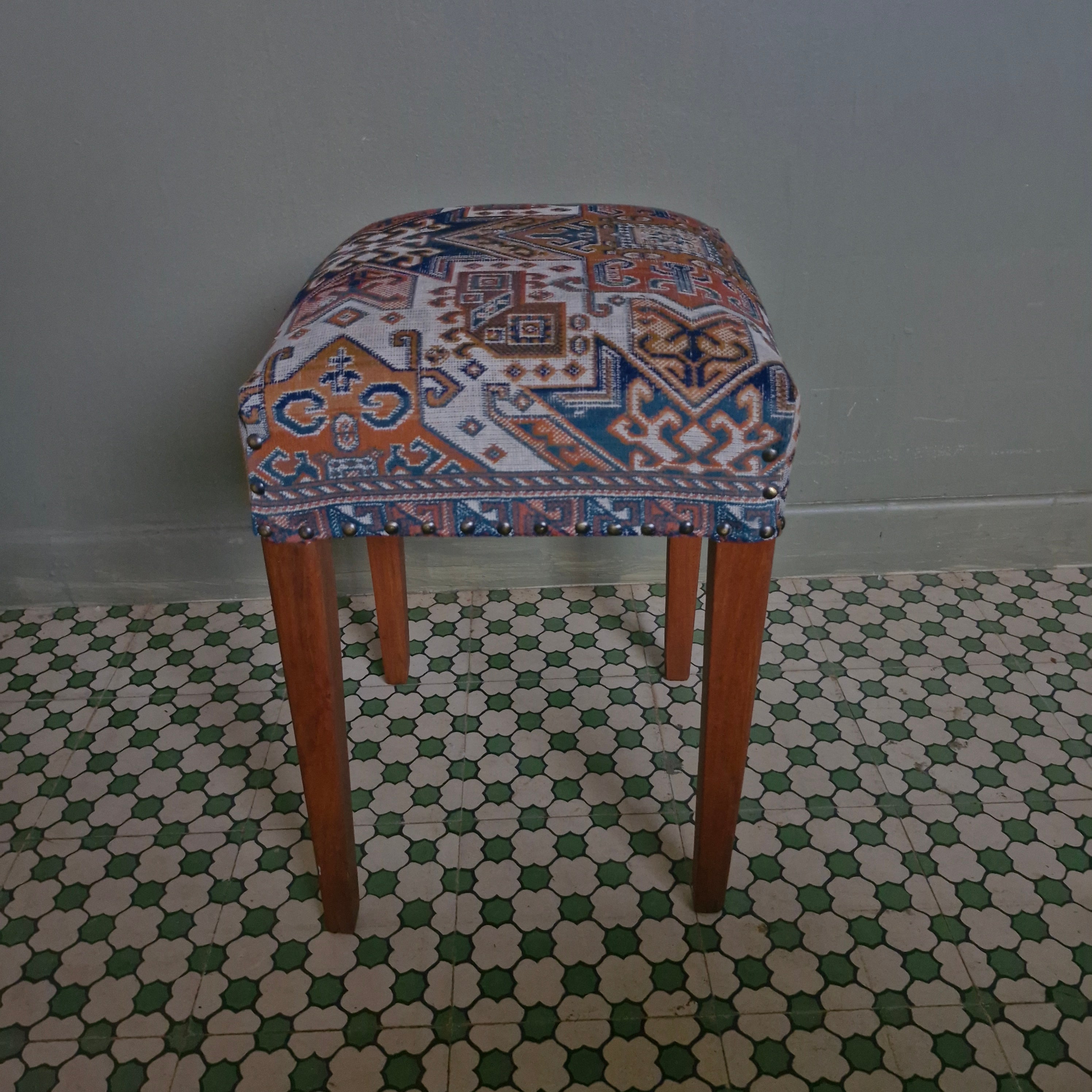 Banqueta estofada com Tapete Belga - restaurada 