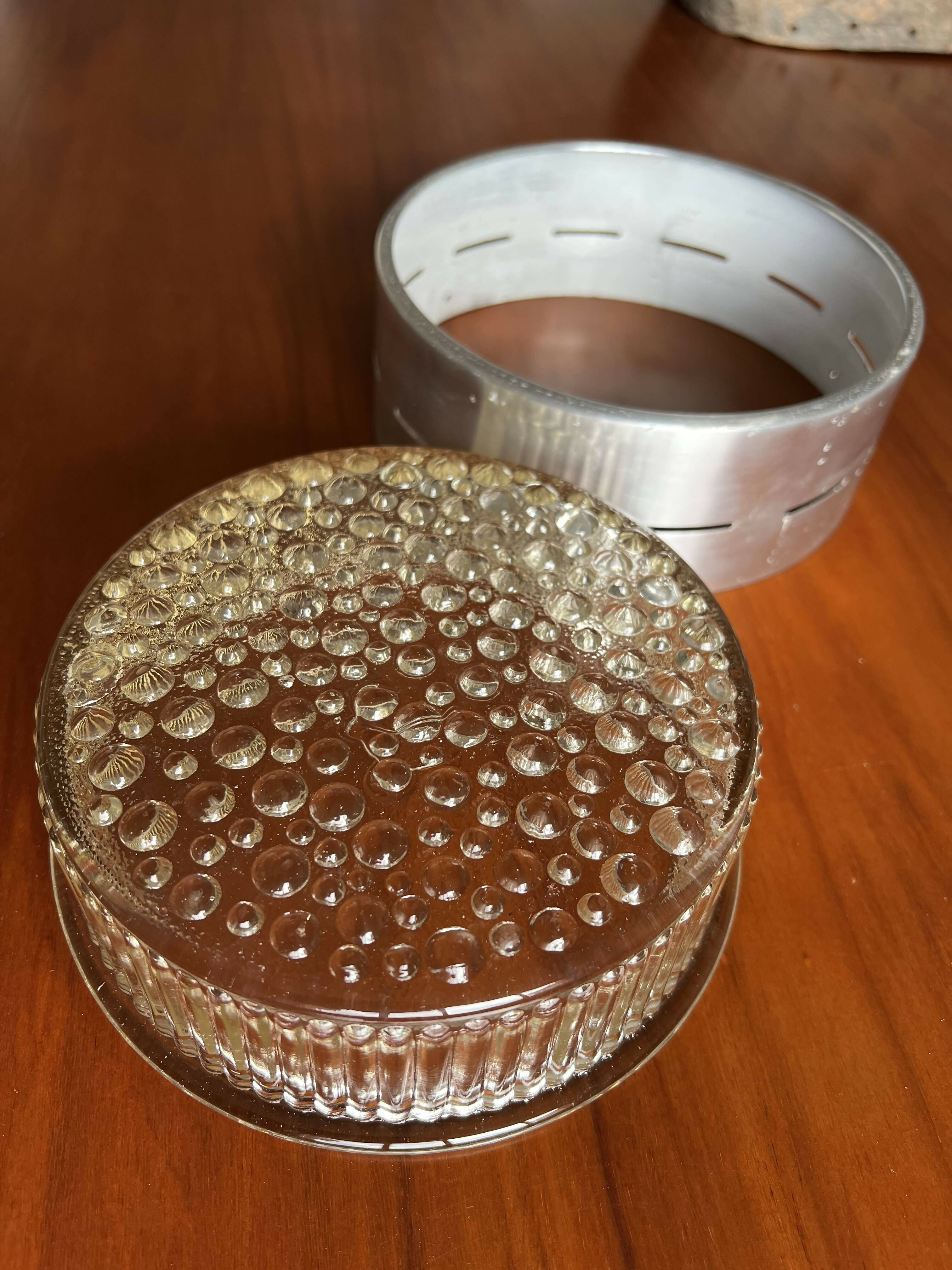Luminária plafon de metal e cúpula em vidro texturizado