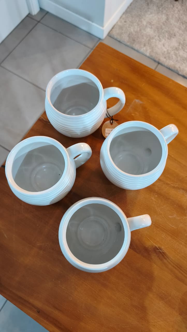 Conjunto de 4 Canecas grandes em Cerâmica Branca – Acabamento Canelado