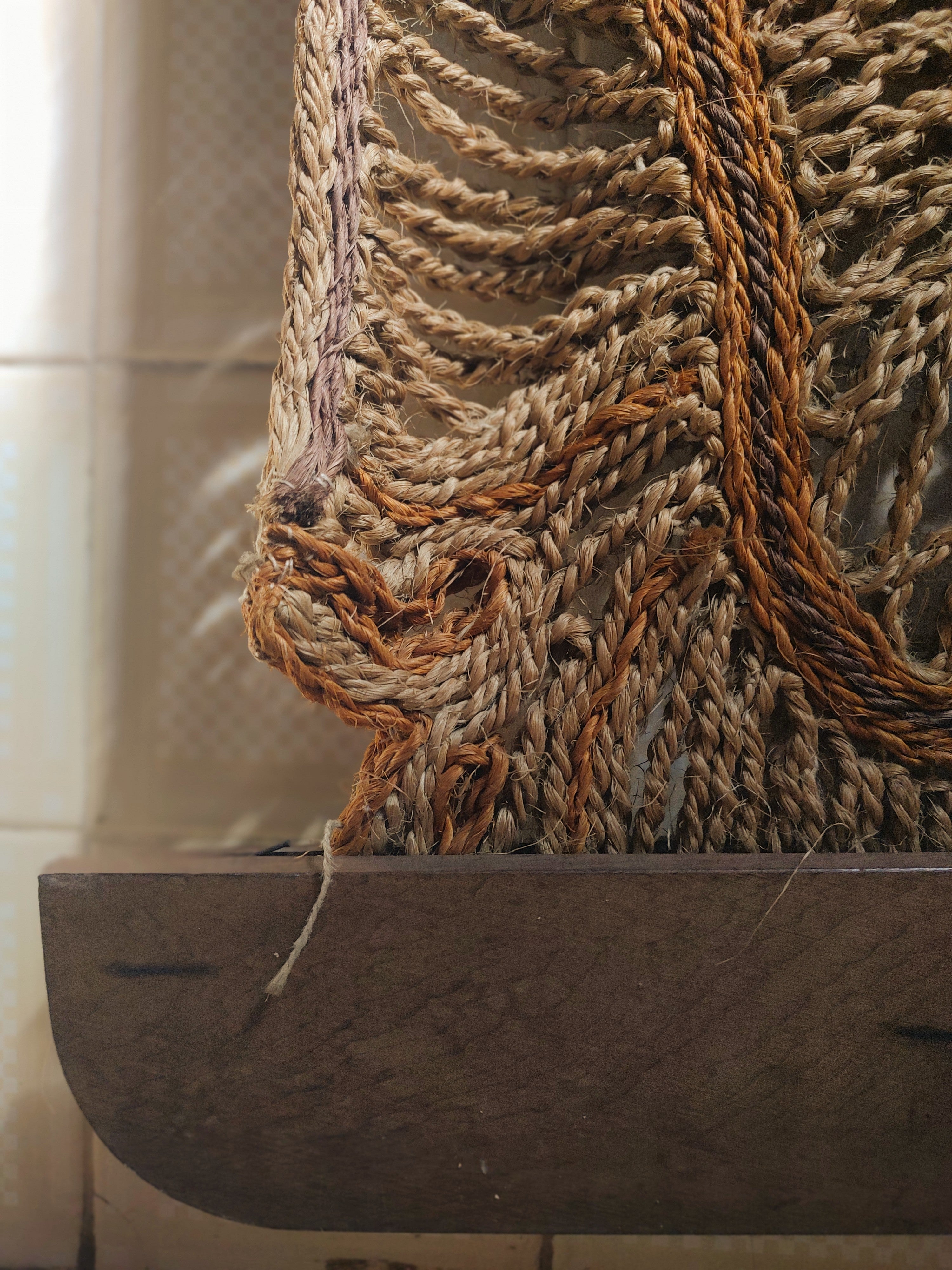 Antiga e Grande Tapeçaria de parede em fibra natural / corda de sisal com padronagem de mandala floral