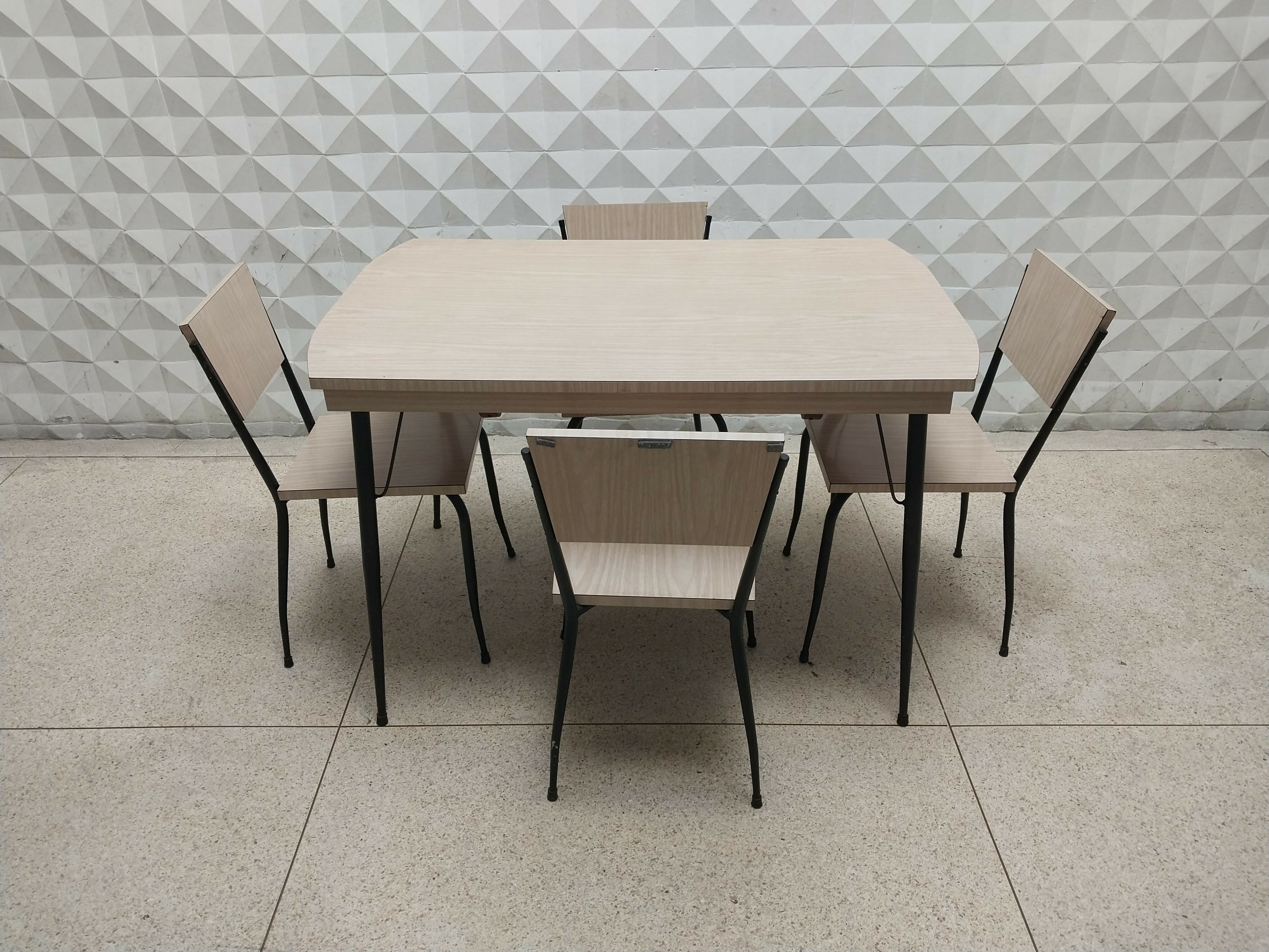 Mesa de Cozinha com 4 Cadeiras Anos 60 em Fórmica