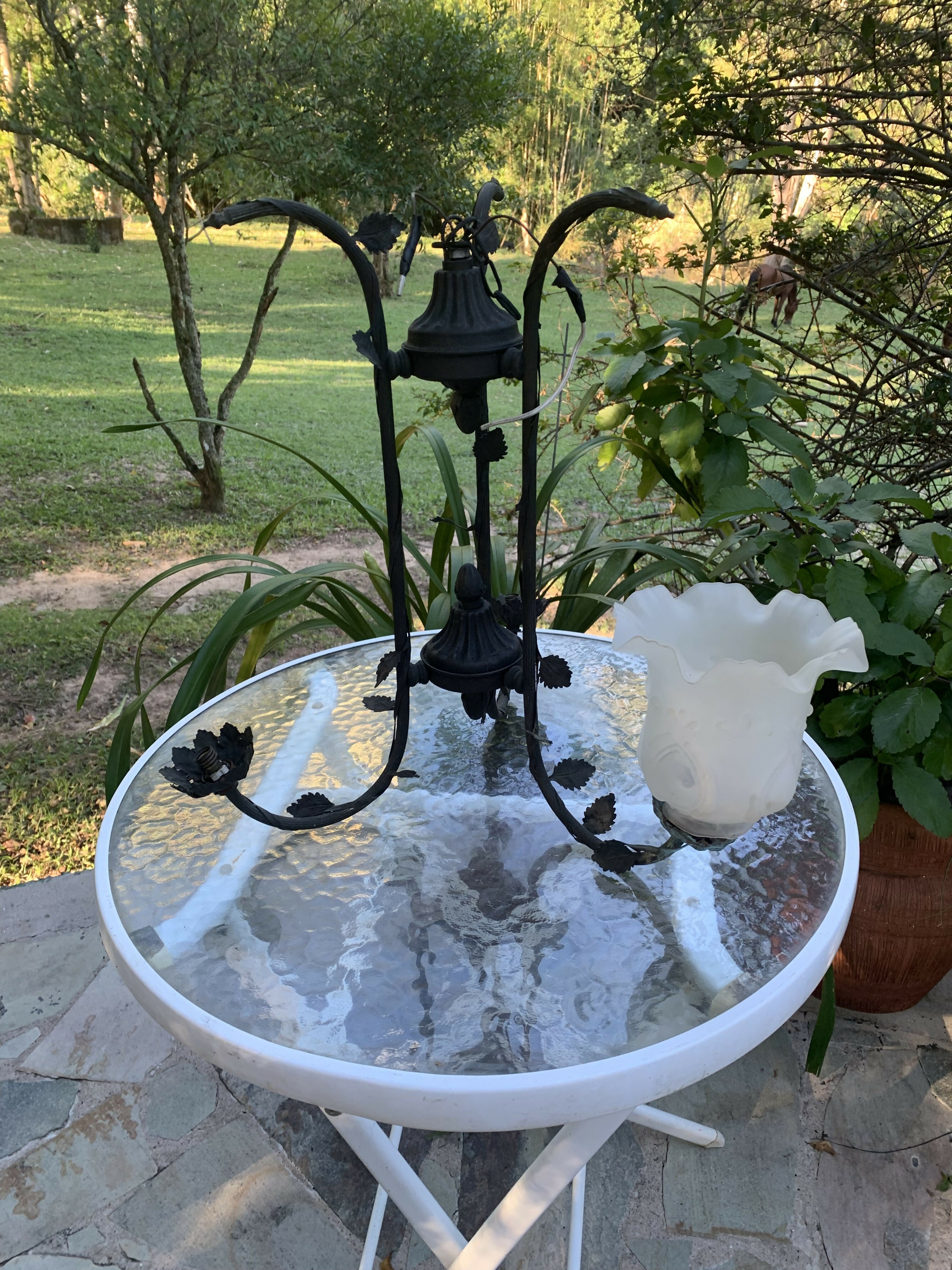 Lustre antigo em ferro com cúpulas de vidro fosco