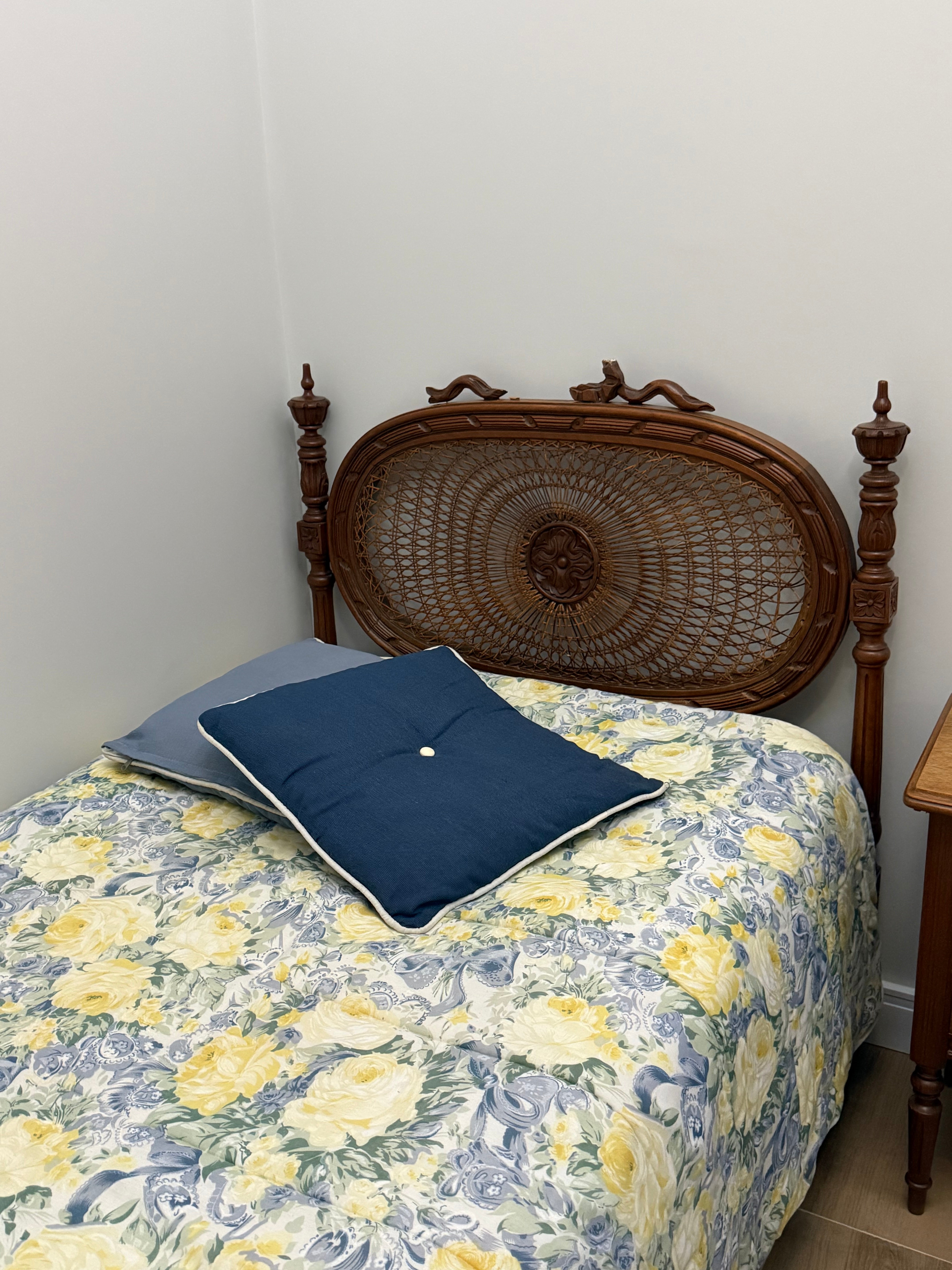 Cama solteiro em cerejeira entalhada e palhinha, com uma avaria porém tenho a peça para ser colada