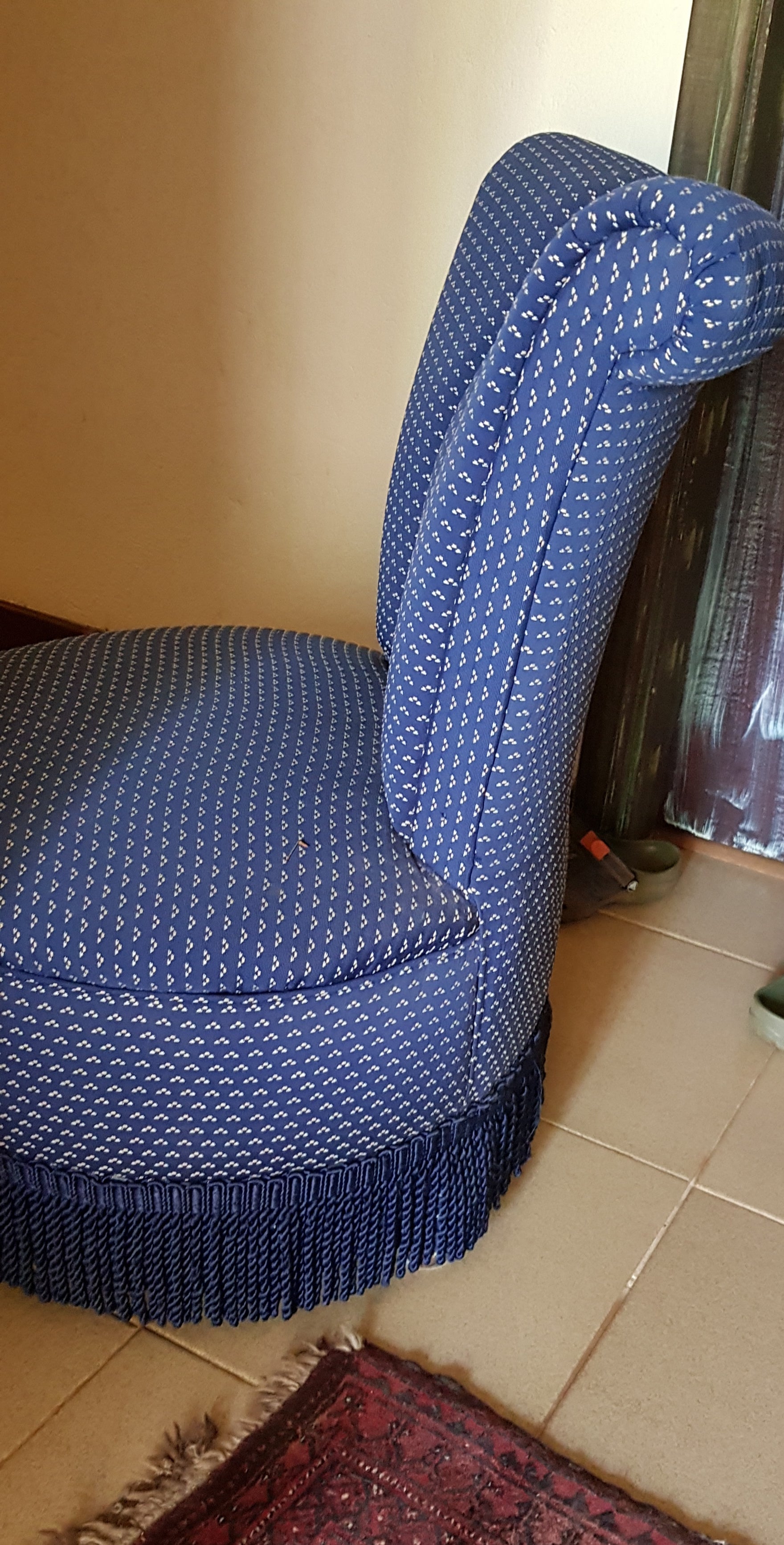 Poltrona Boneca Clássica em estofado azul estampado e franjas 