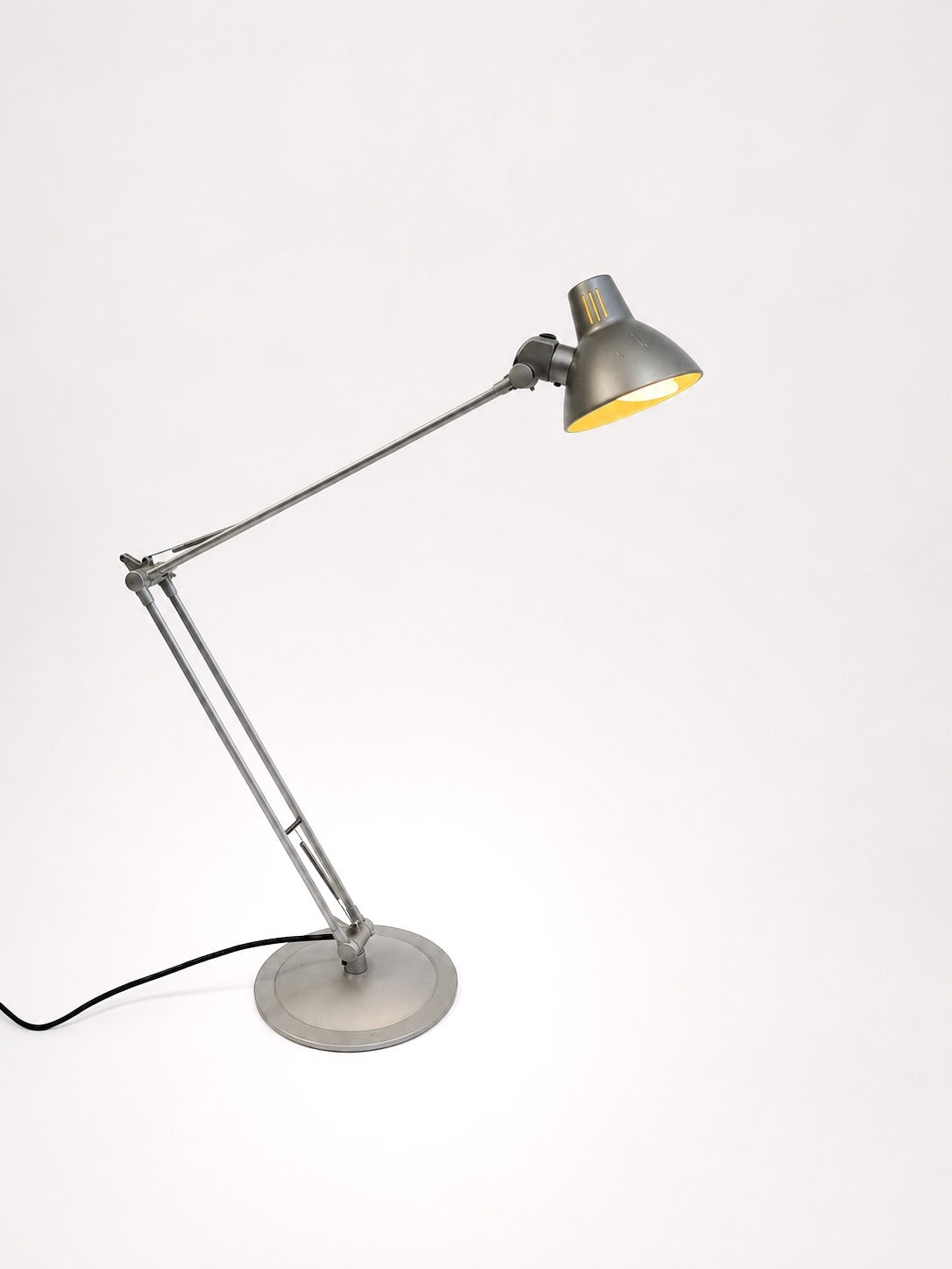 Luminária cromada articulada