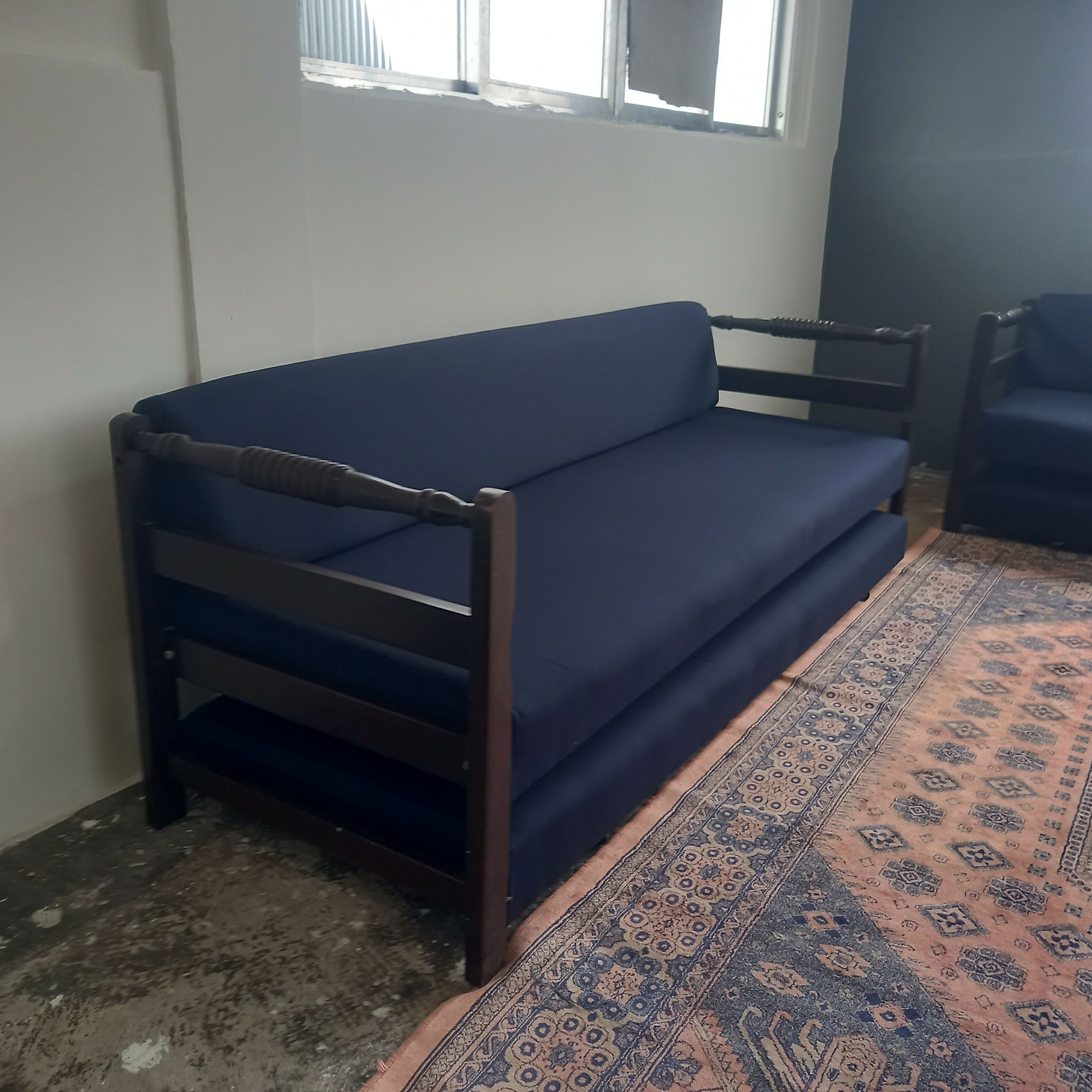 Sofa cama com estrutura em madeira