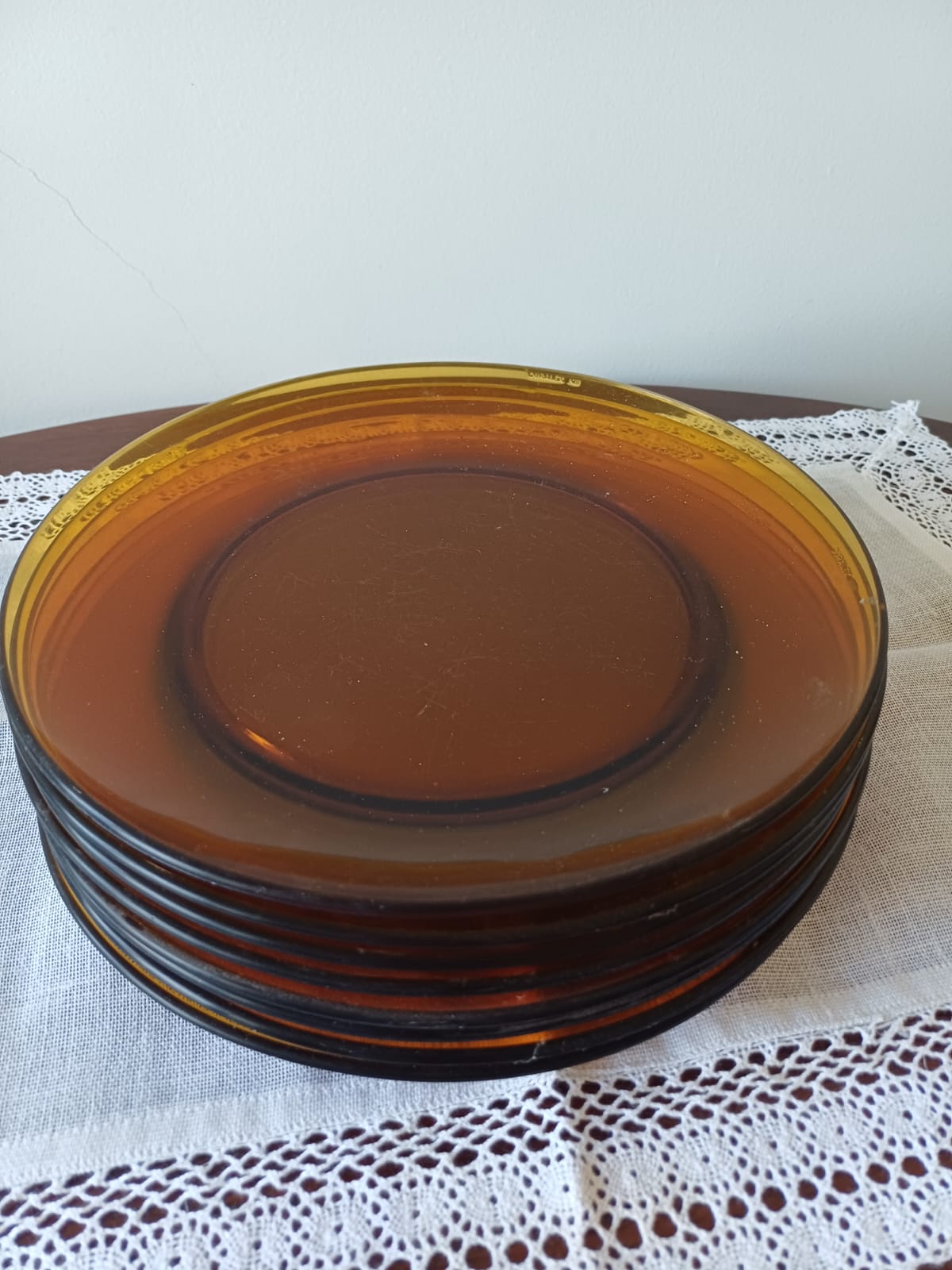 pratos rasos Duralex âmbar.