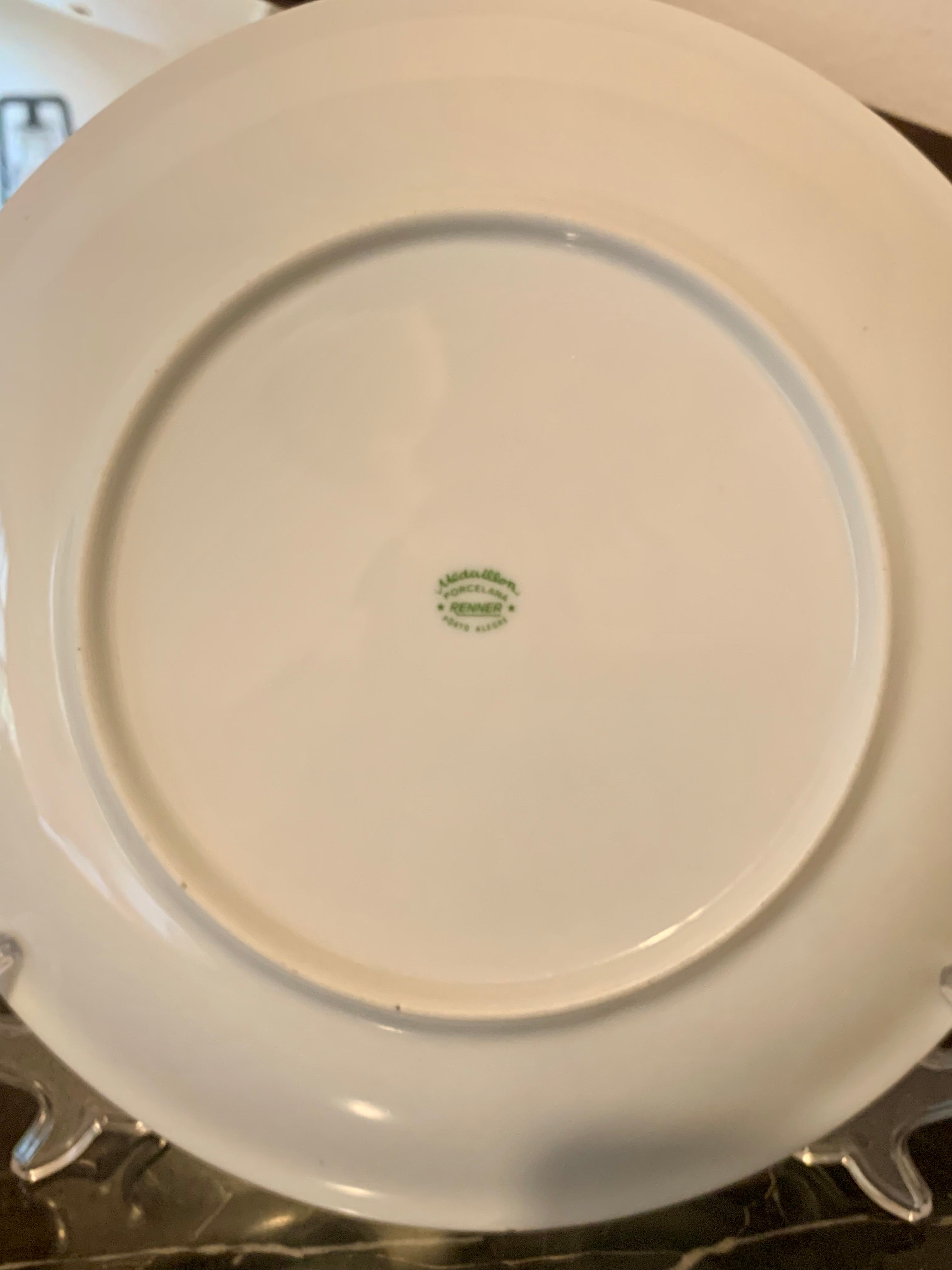 Prato para bolo em porcelana Renner Medallion com desenho de rosas 