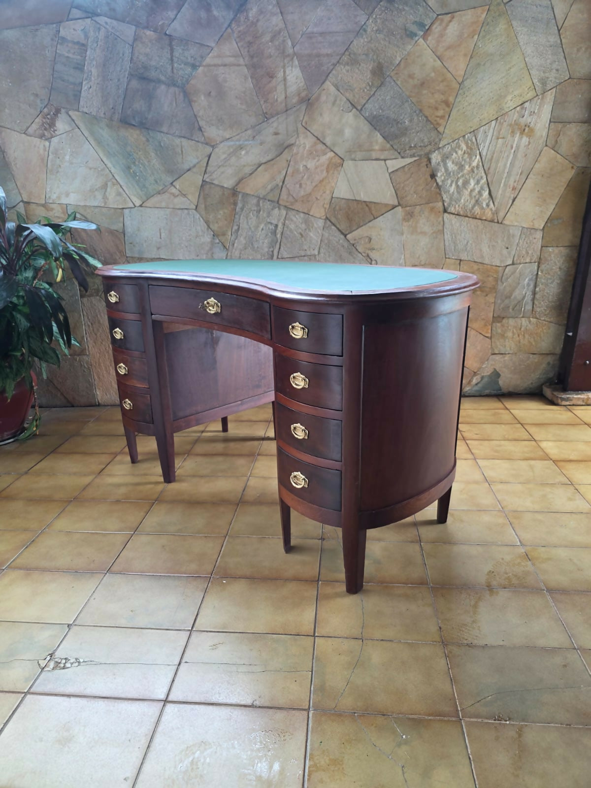 antiga escrivaninha rim, com puxadores em bronze e couro no tampo