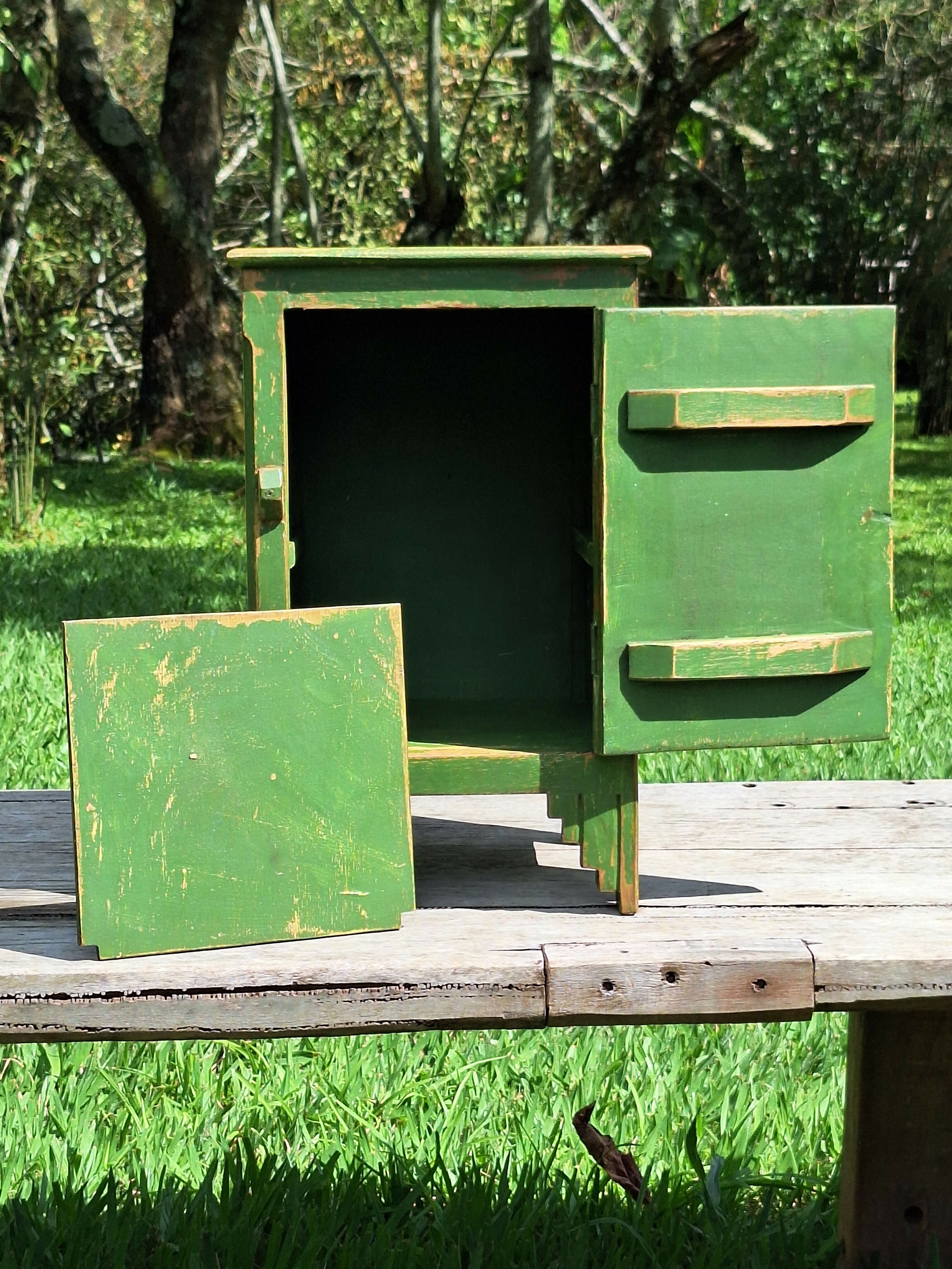 Mesinha de Cabeceira / Armarinho Tinta Gasta Verde Madeira Maciça Garimpo Mineiro