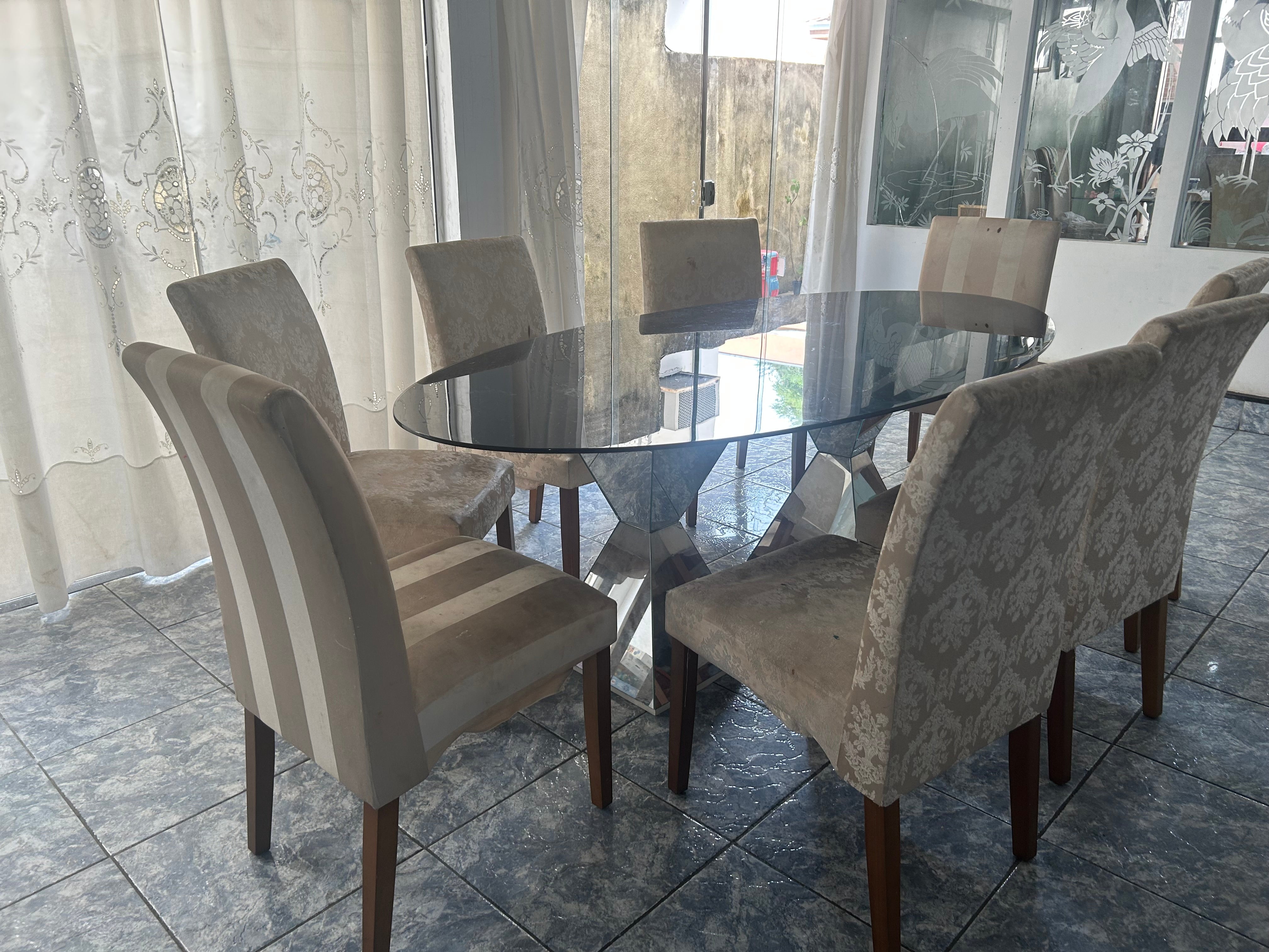 Mesa de jantar Oval em vidro escuro e pés em triângulo espelhado - estilo moderno clássico 