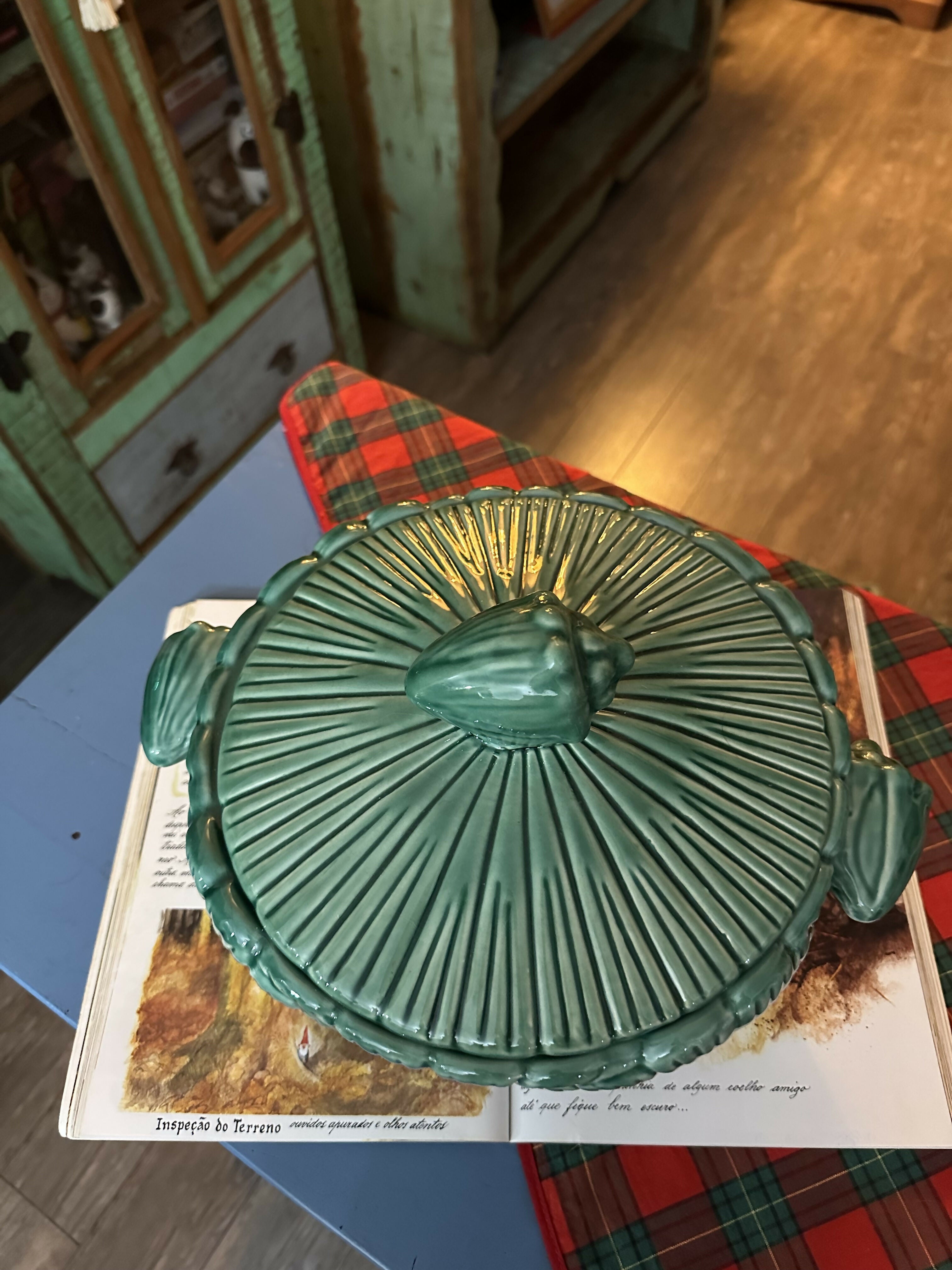 Vintage terrina / sopeira portuguesa generosa verde com ricos detalhes do mar