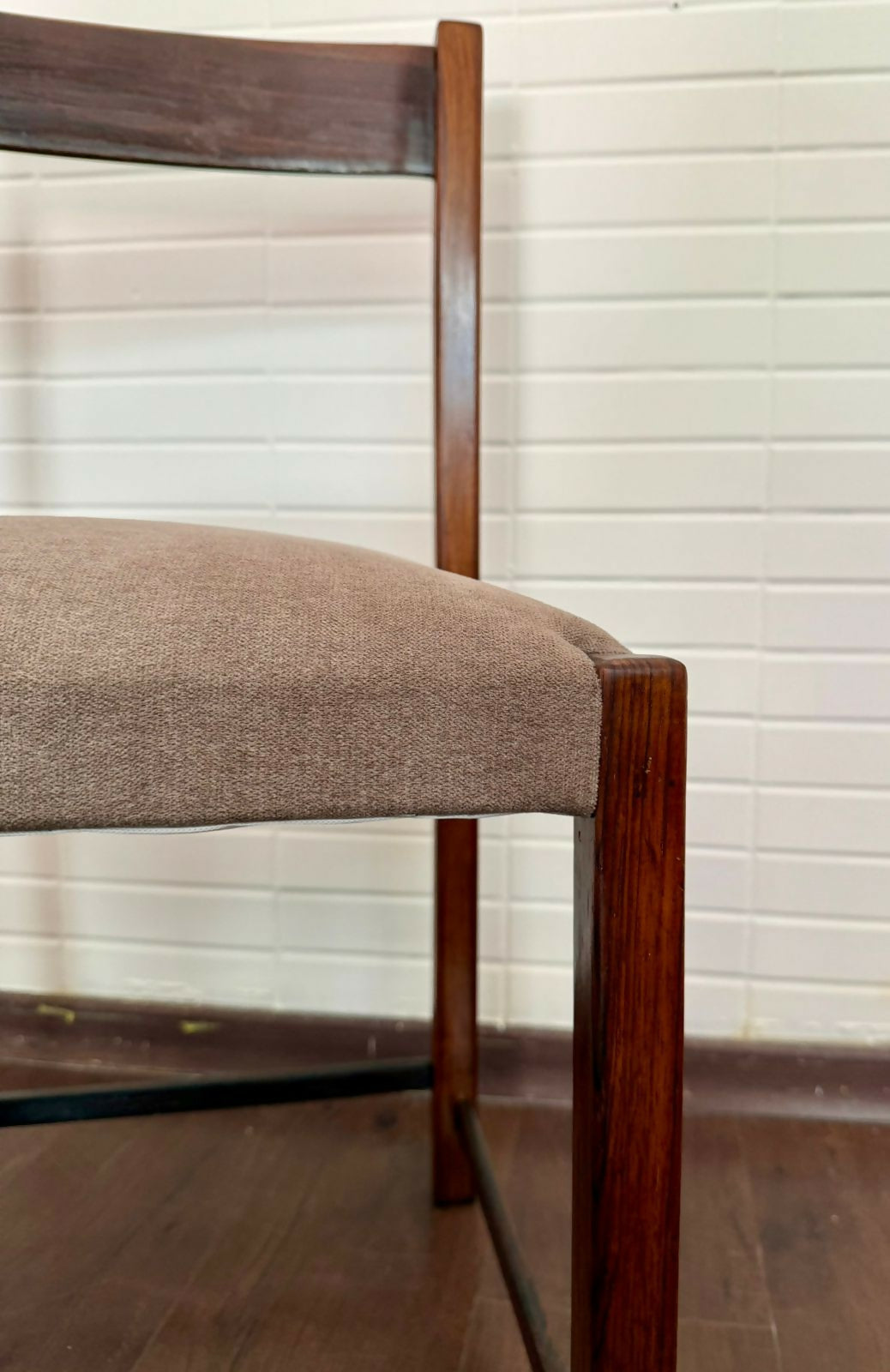 Par de Cadeiras Ernesto Hauner para Mobilínea em jacarandá maciço