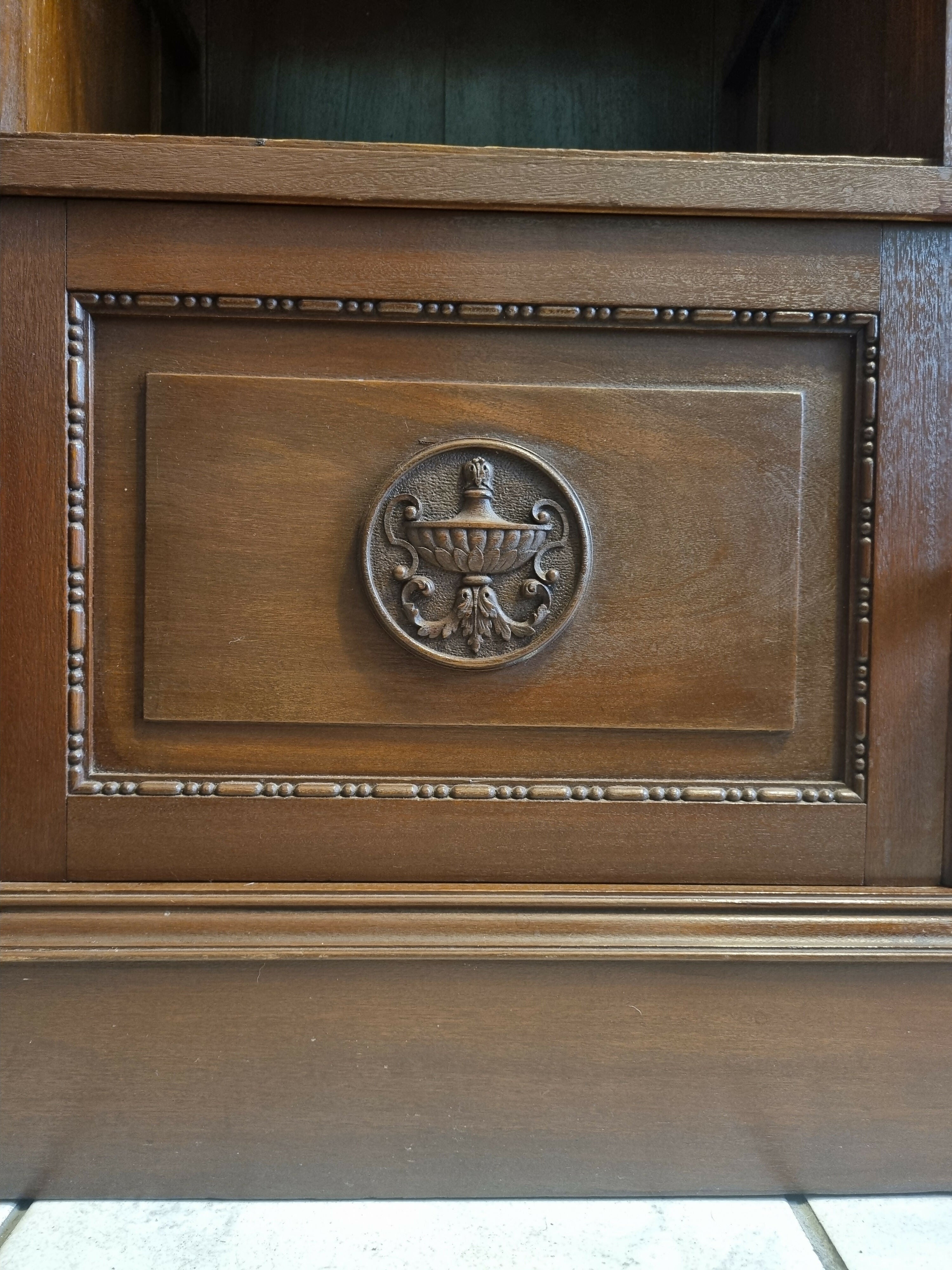 Estante Neoclássica Laubisch-Hirth