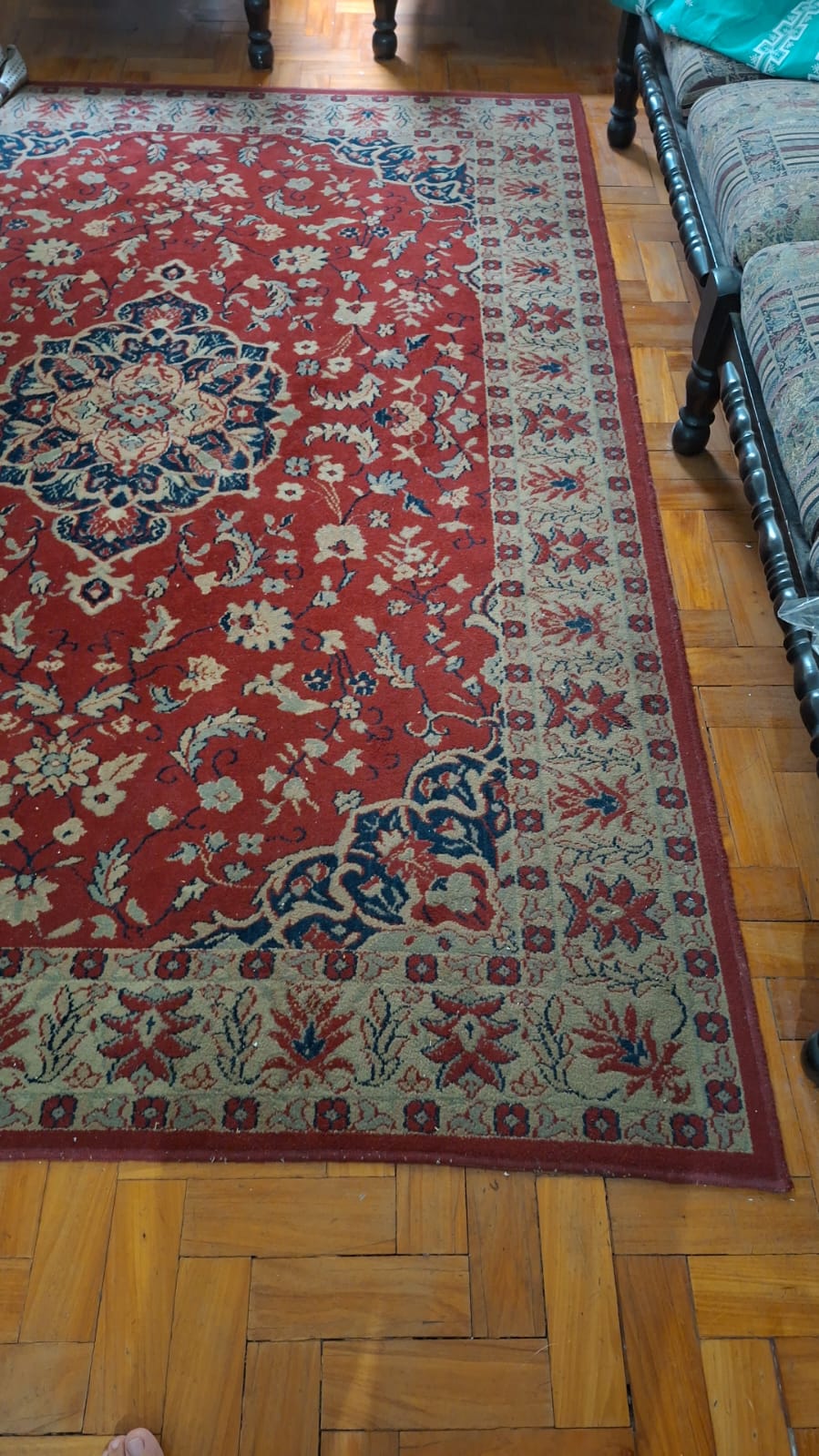 Tapete estilo persa em tons de vermelho e azul 