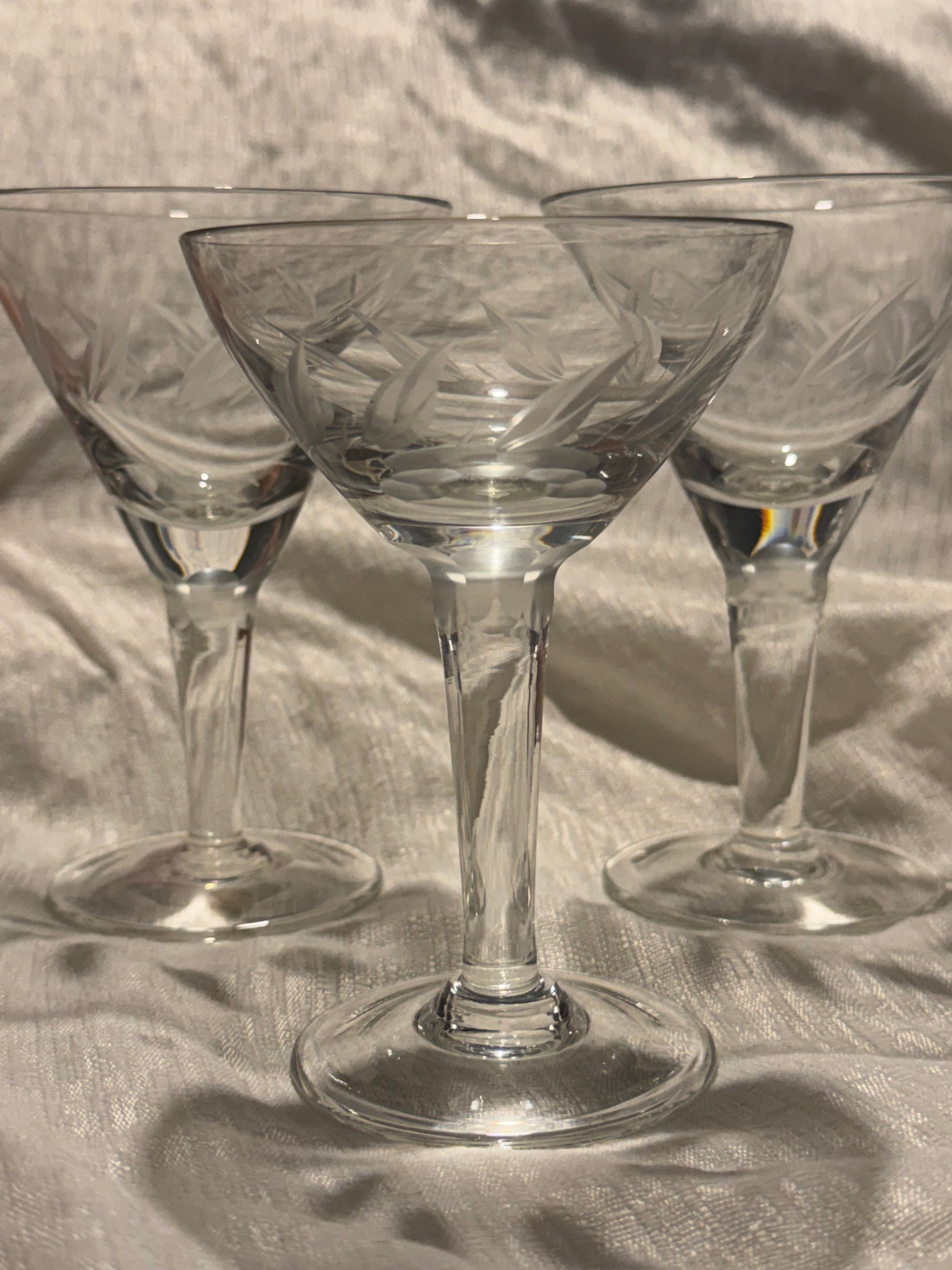Conjunto com 3 Taças Antigas em Cristal Gravado