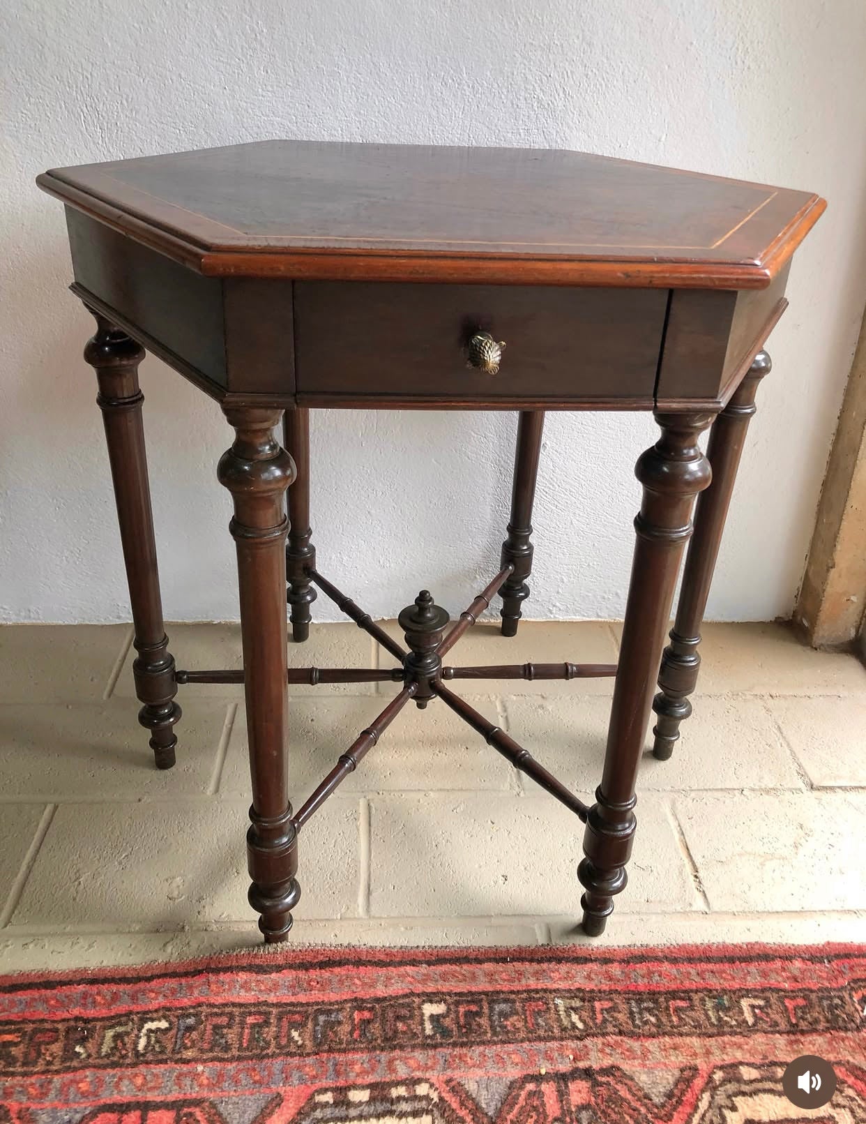 Mesa lateral antiga de formato hexagonal em madeira nobre no estilo inglês