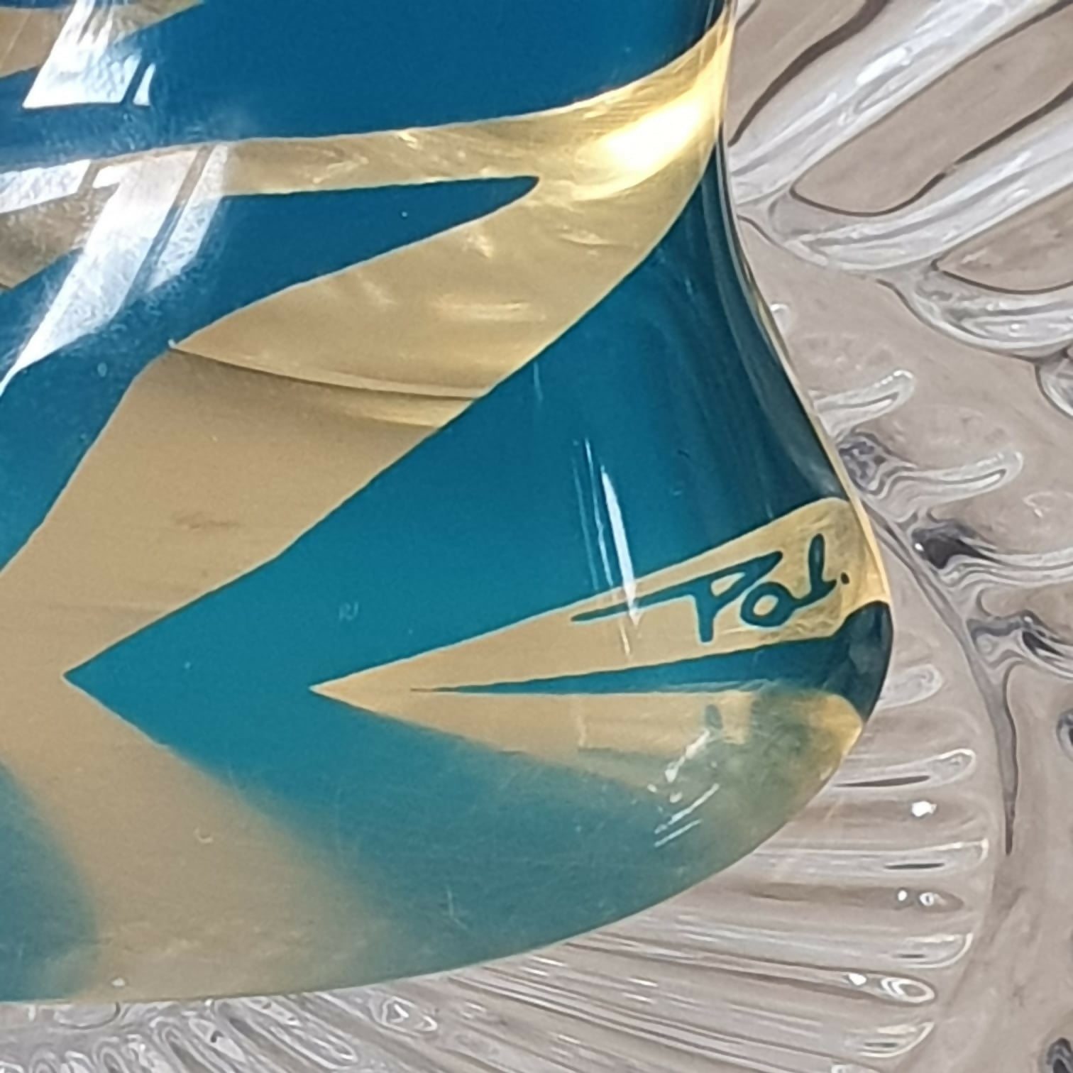 Escultura cinética representando golfinho em resina de poliéster Abraham Palatnik. Assinada.