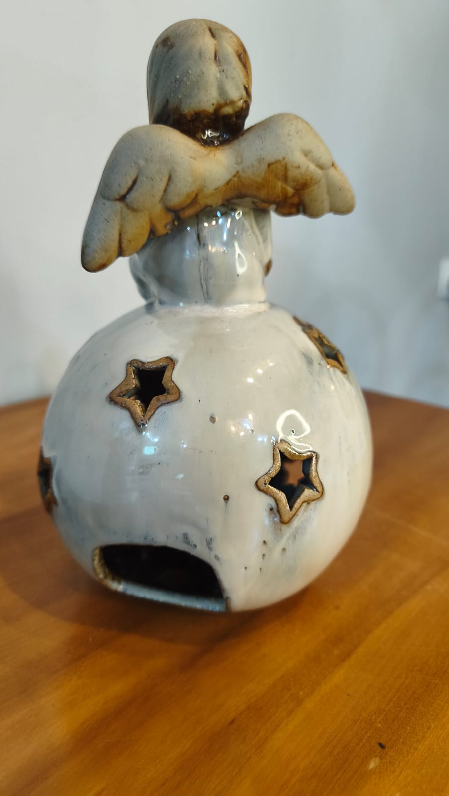 Anjo decorativo em cerâmica esmaltada sobre esfera estrelada | 24 cm