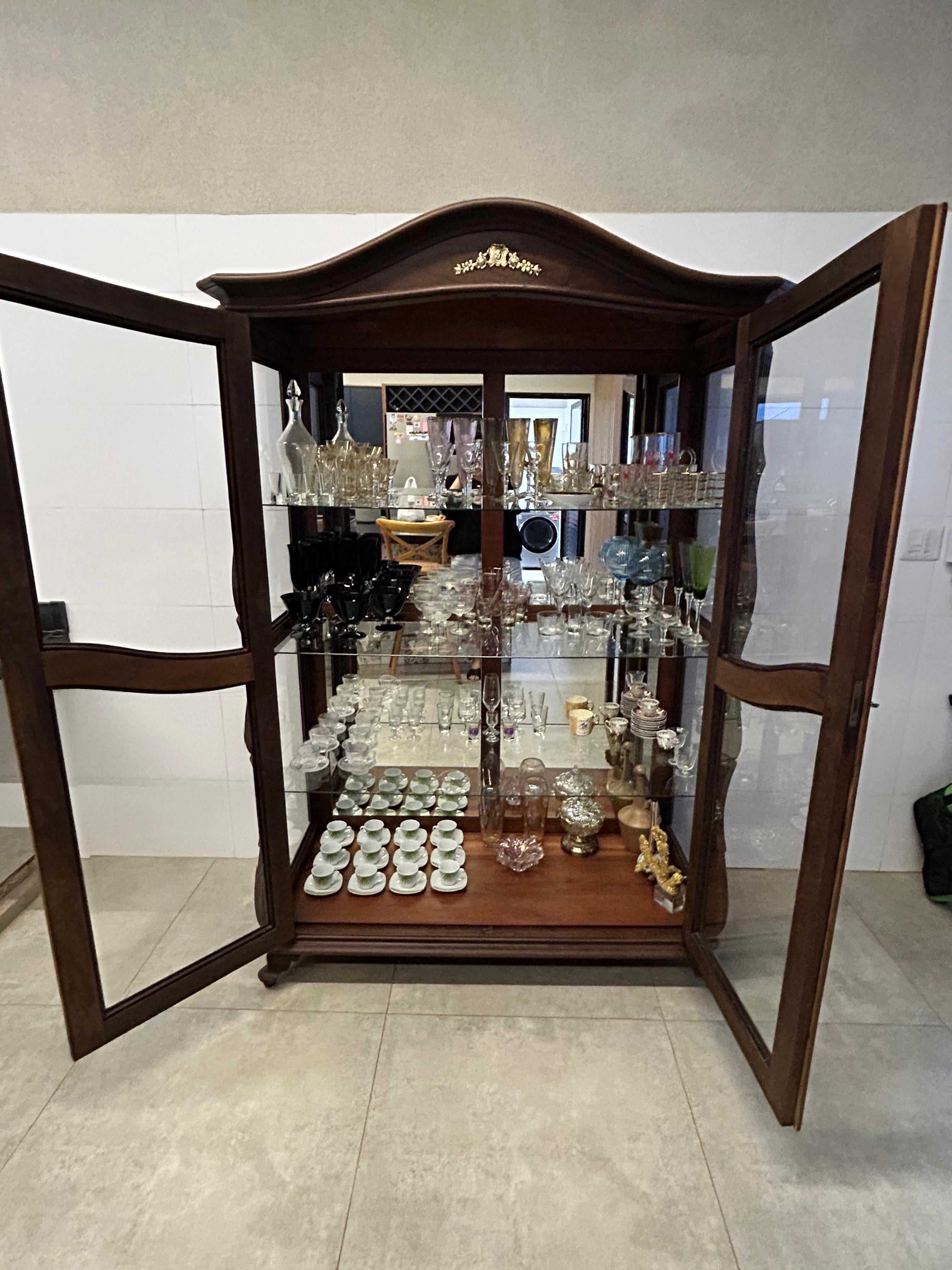 Cristaleira Clássica de Alto Padrão