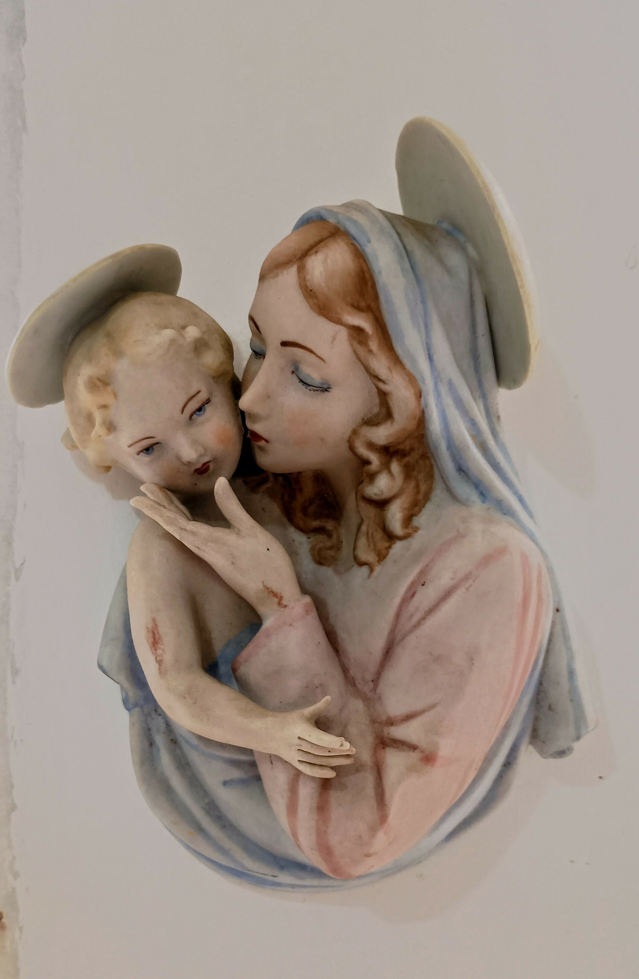 IMAGEM SACRA ANTIGA – MADONA COM MENINO JESUS – PORCELANA BISCUITADA / FAIANÇA