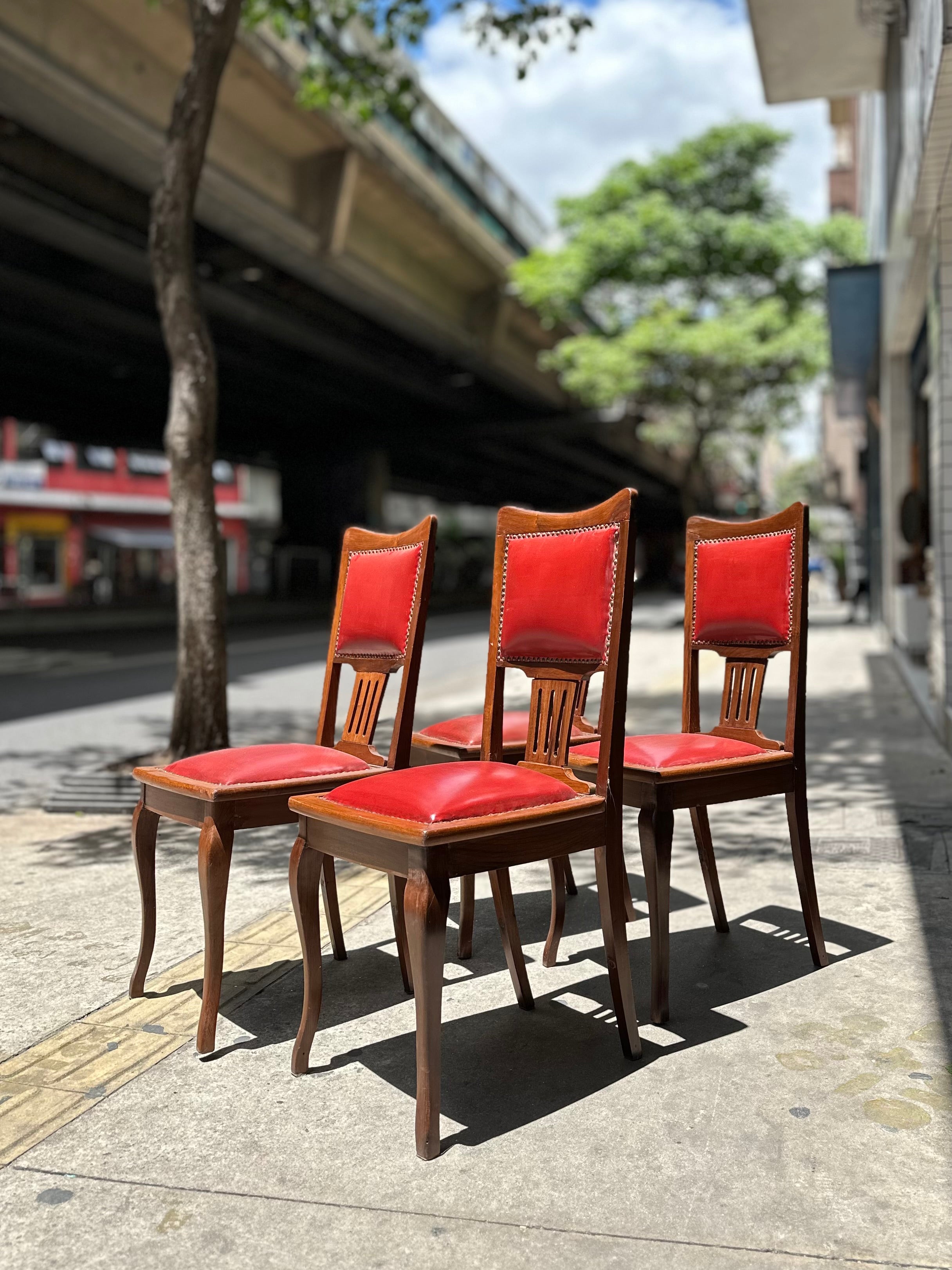 Conj. 4 cadeiras Imbuia em estofado vermelho (estrutura restaurada) 