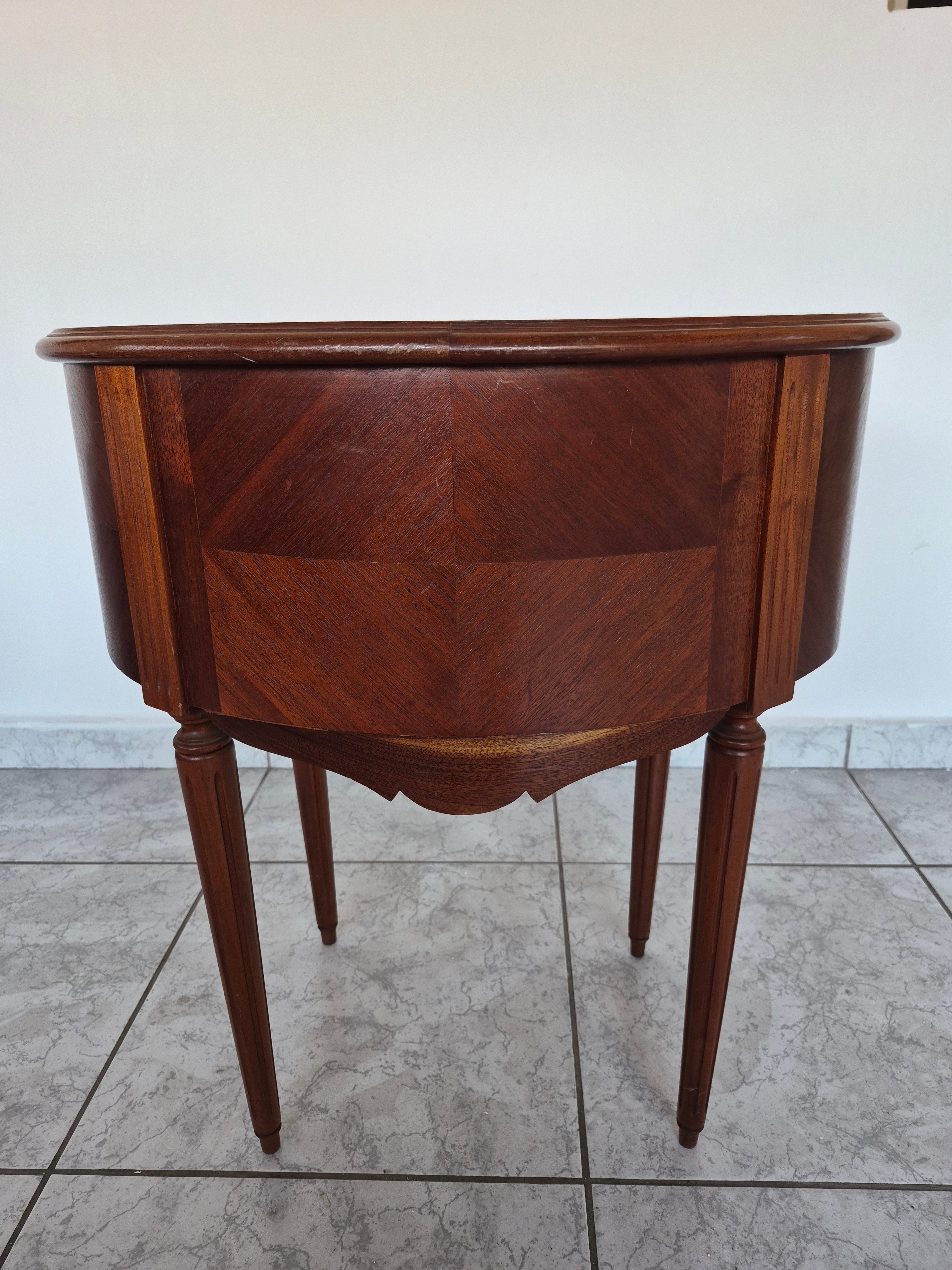 Mesa auxiliar oval em madeira nobre clara com duas gavetas 