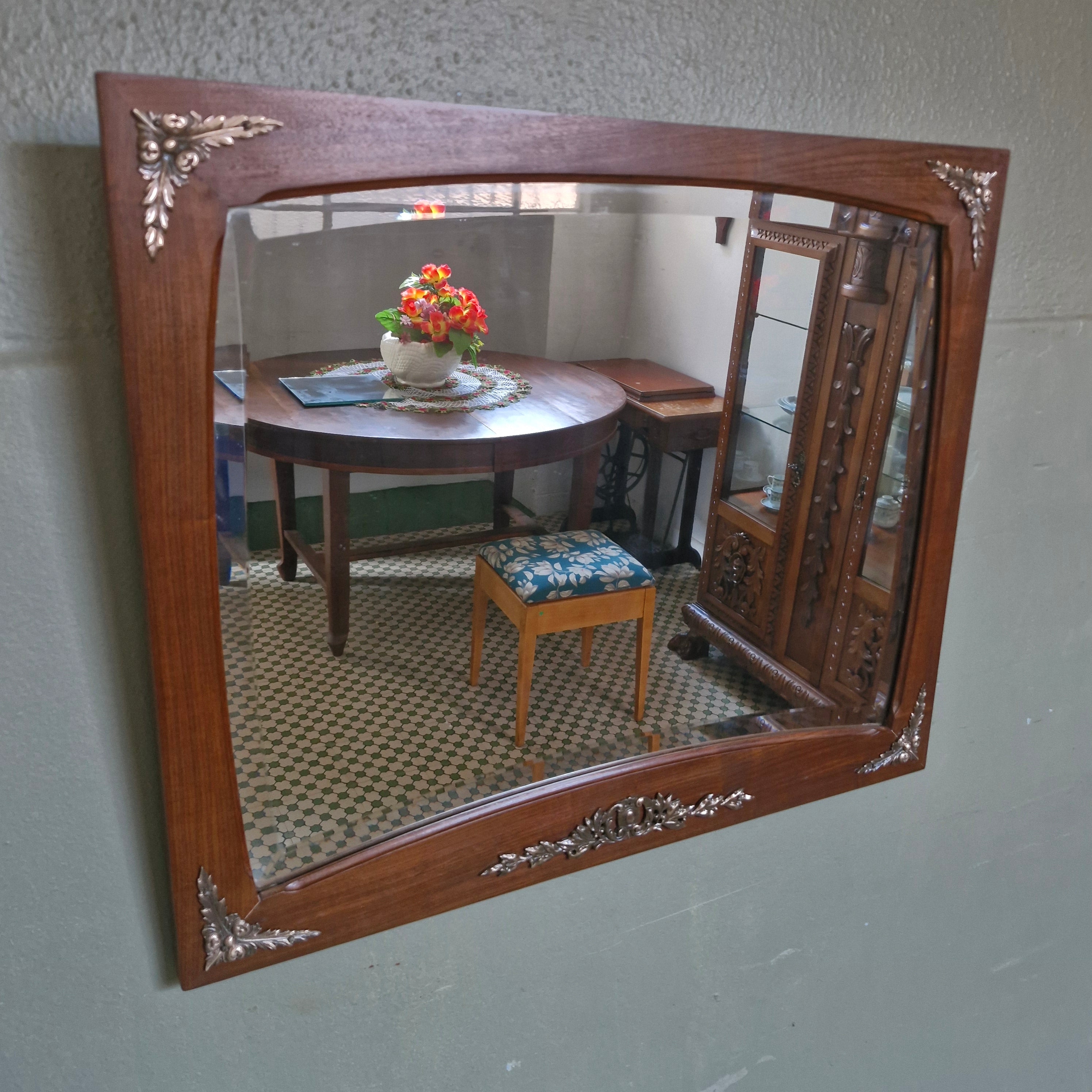 Espelho Bisotê com moldura Art Nouveau.