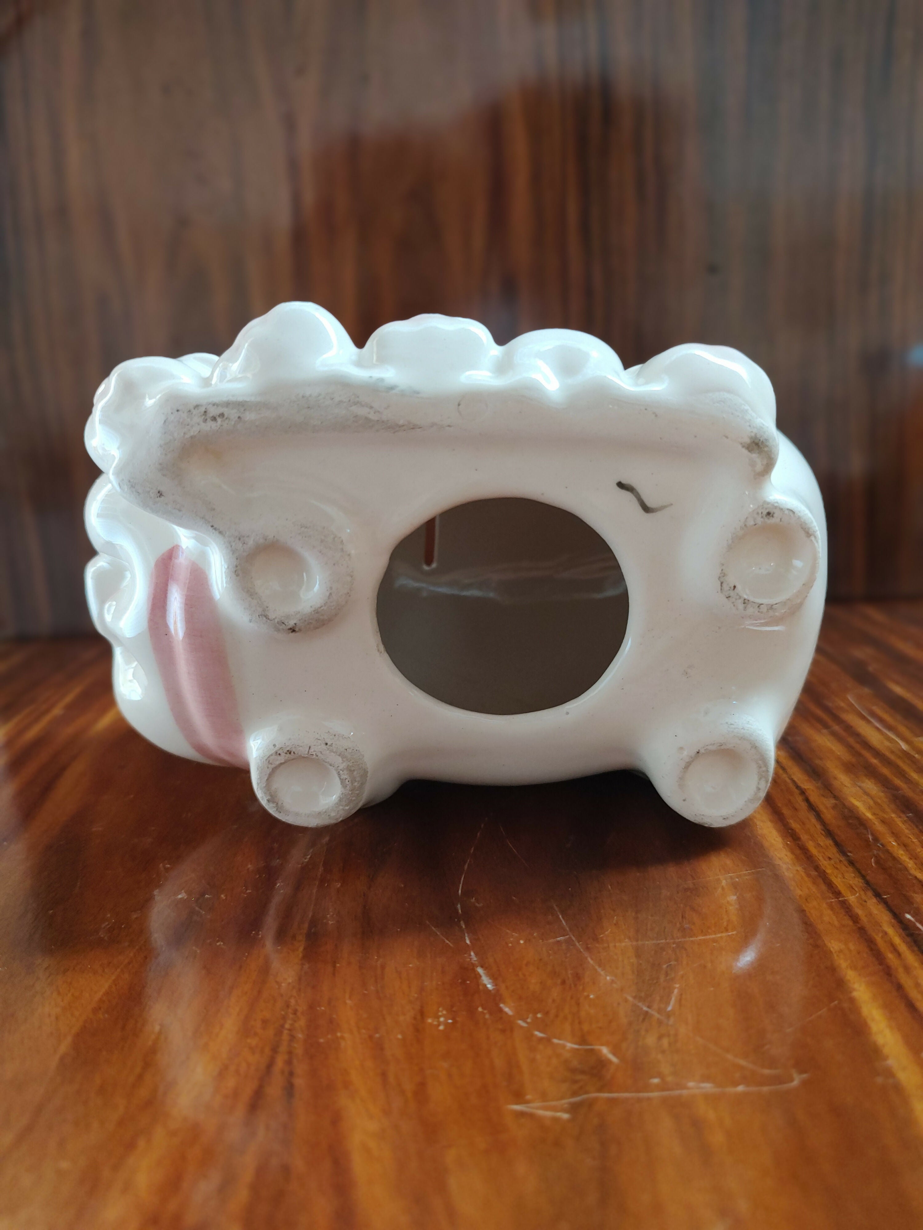 Antigo e Simpático Cofre em Porcelana com Dona Porca e seus porquinhos