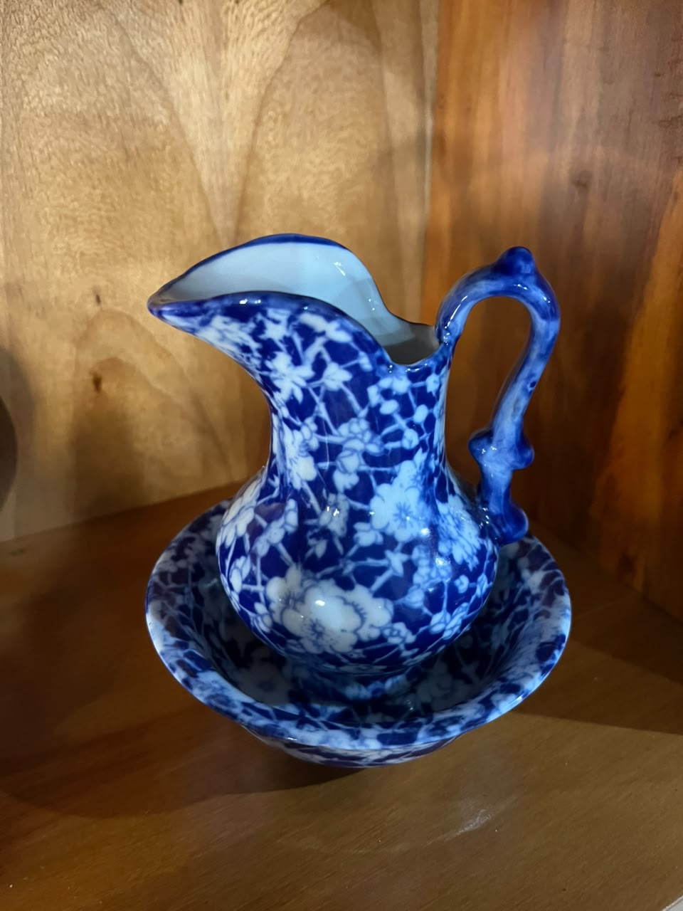 Mini jarra com bacia em porcelana azul e branca — decoração floral