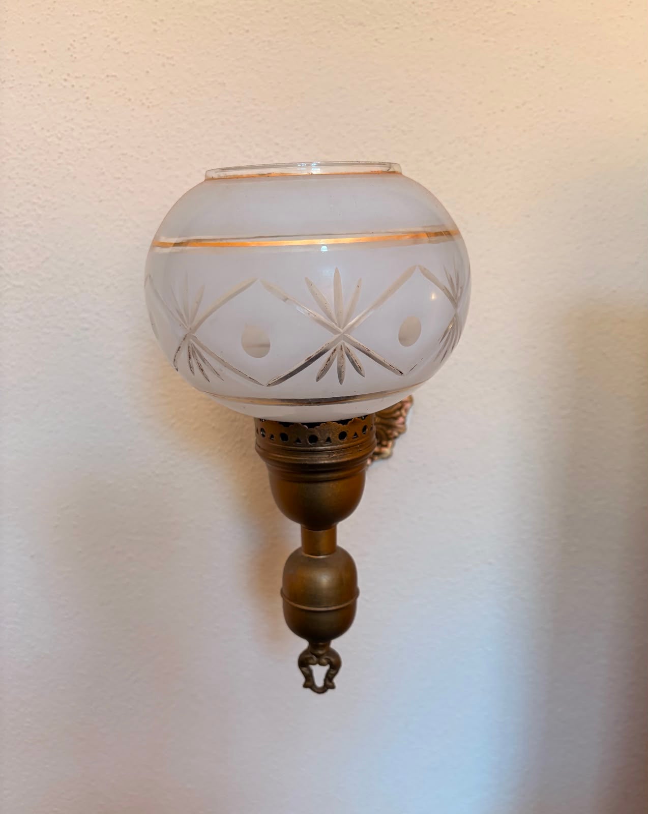 Par de Arandelas douradas com cúpula em vidro trabalhado