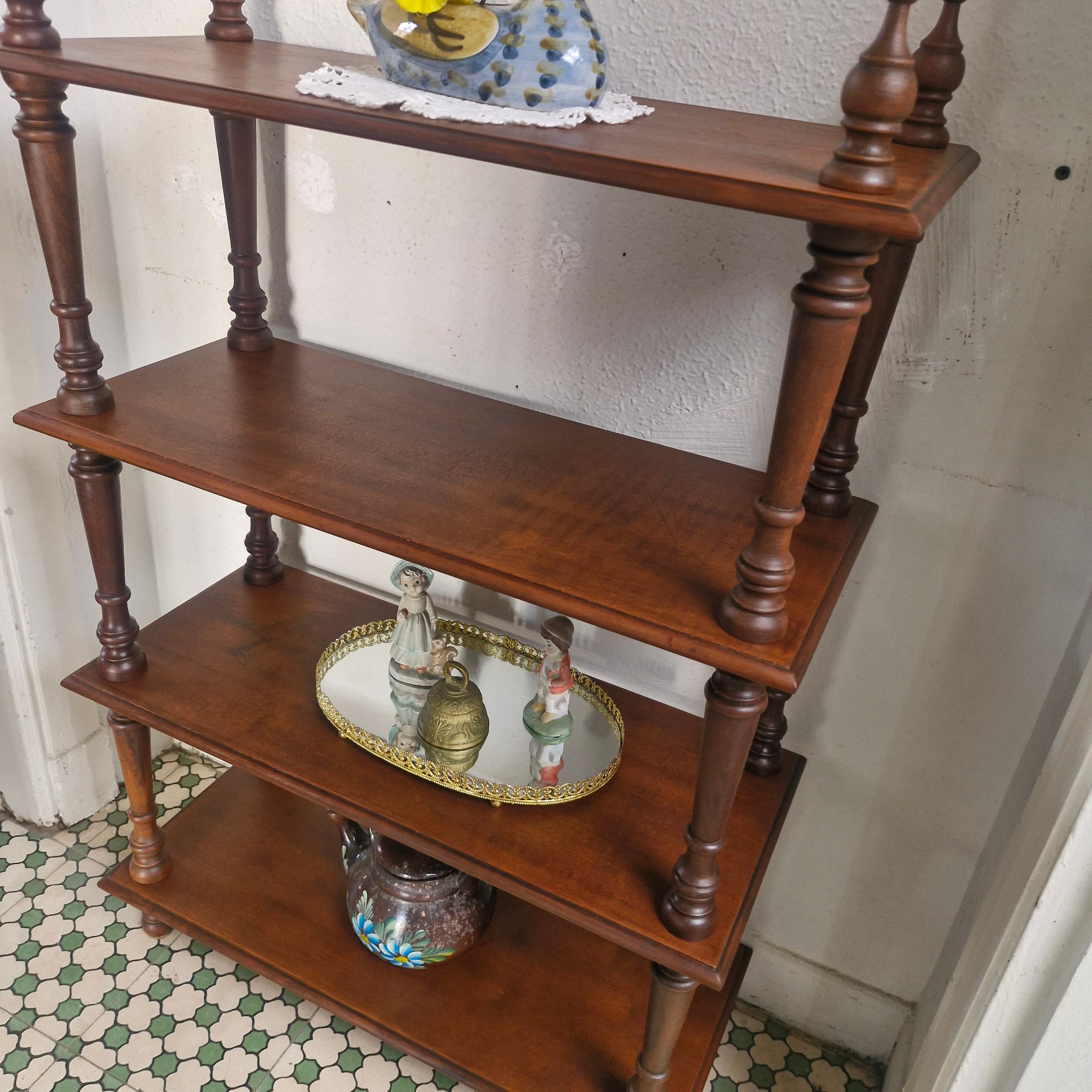 Estante Colonial em madeira torneada com 4 prateleiras 