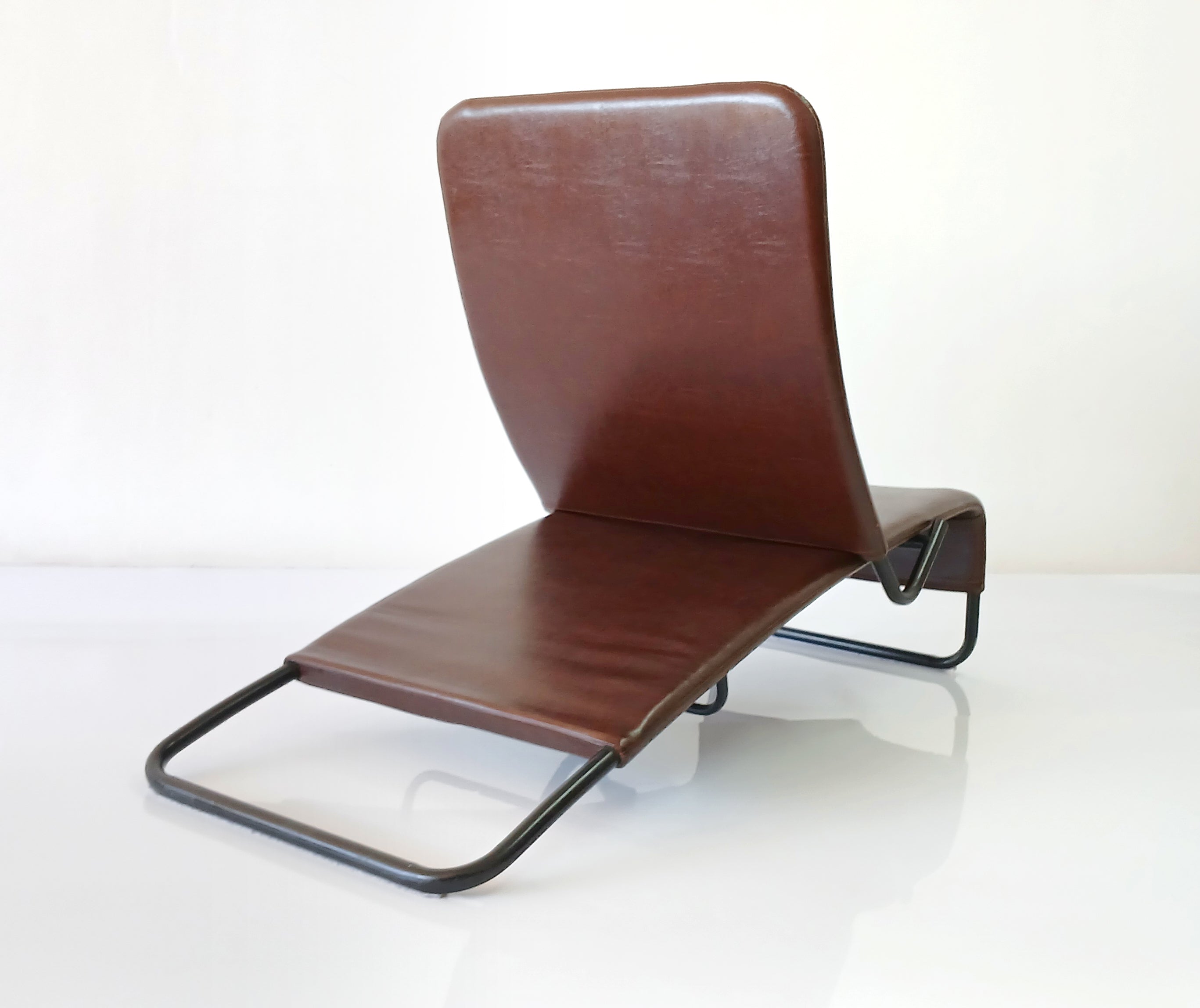 Chaise Longue Tuoli em couro marrom - projetada pelo designer finlandês Antti Nurmesniemi