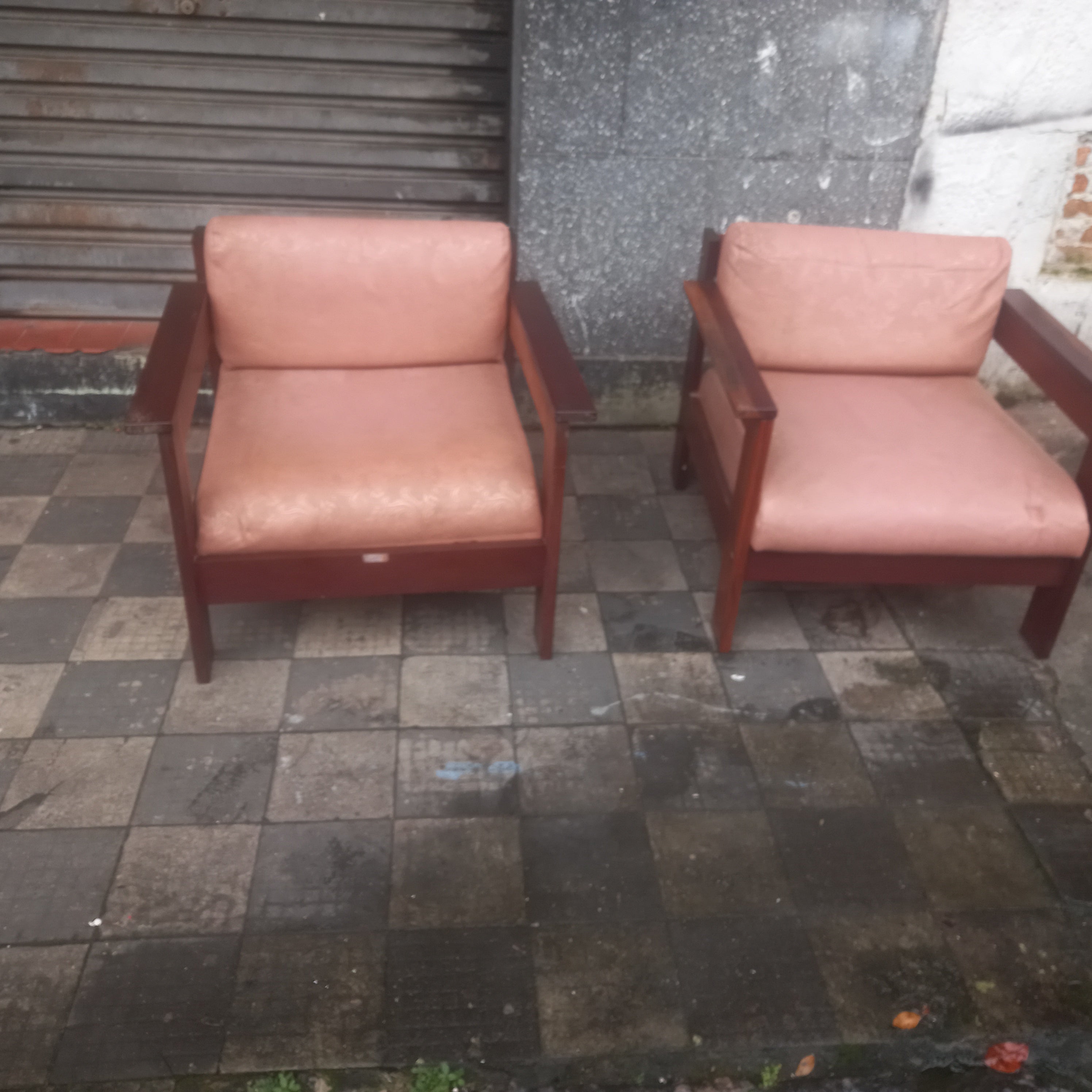 Par de poltrona Gelli quadradas em Madeira e estofado rosado