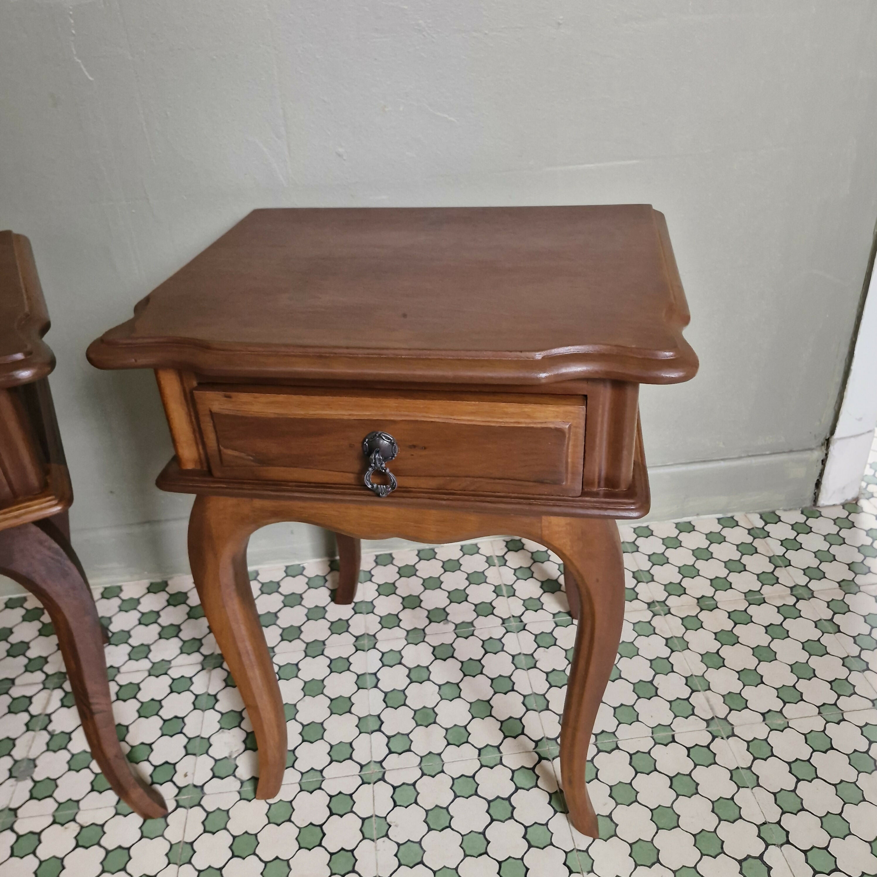 Mesas de Cabeceira Provençal