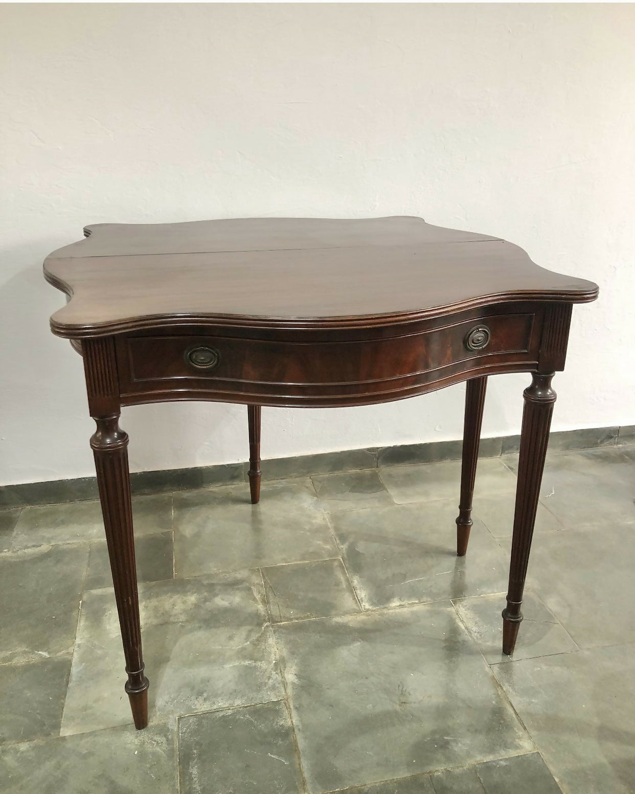 Mesa aparador estilo Luís XVI com tampo dobrável e reversível para mesa de apoio