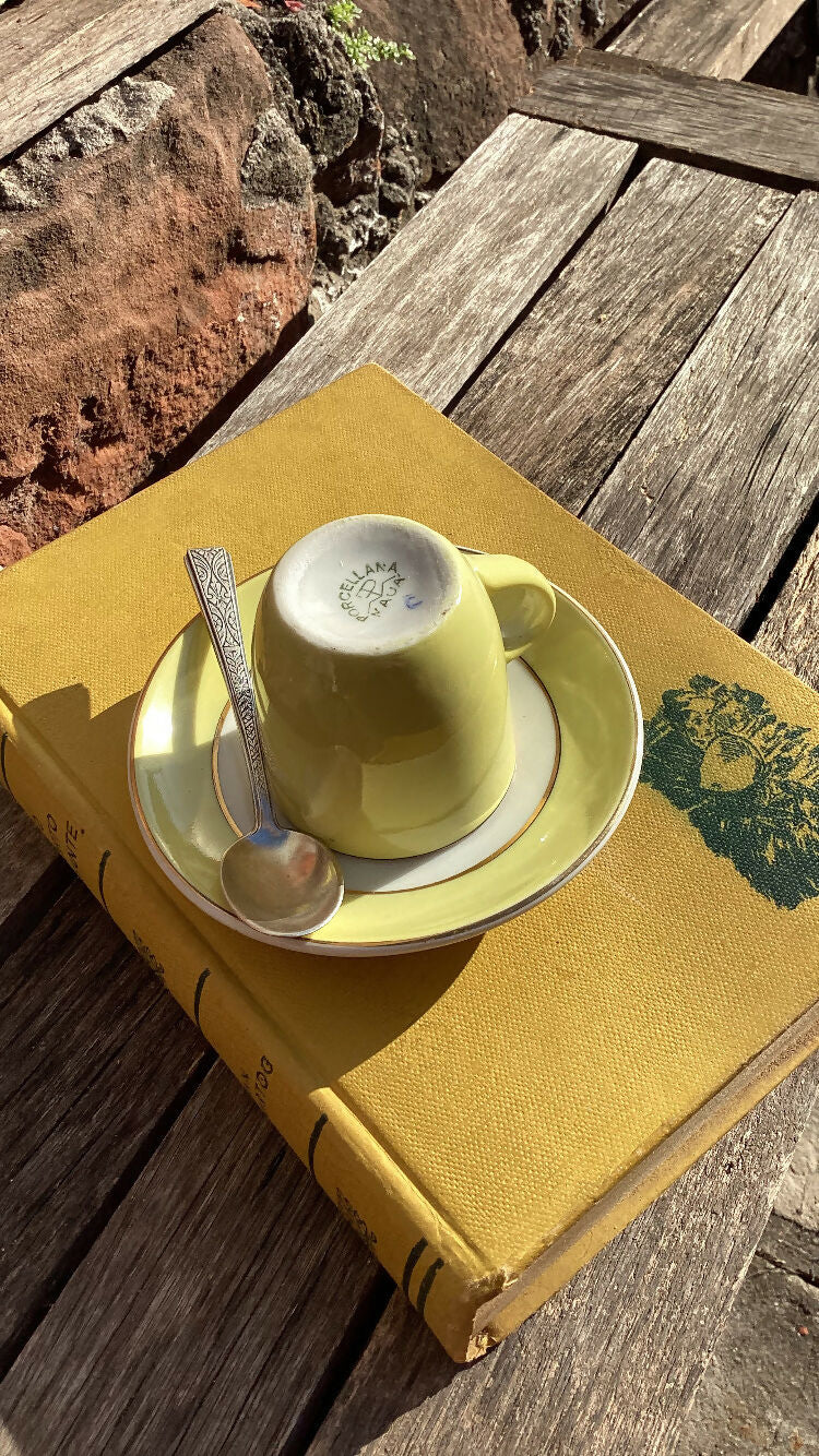 Mesa posta com charmosos duos de cafezinho alegres, coloridos e divertidos