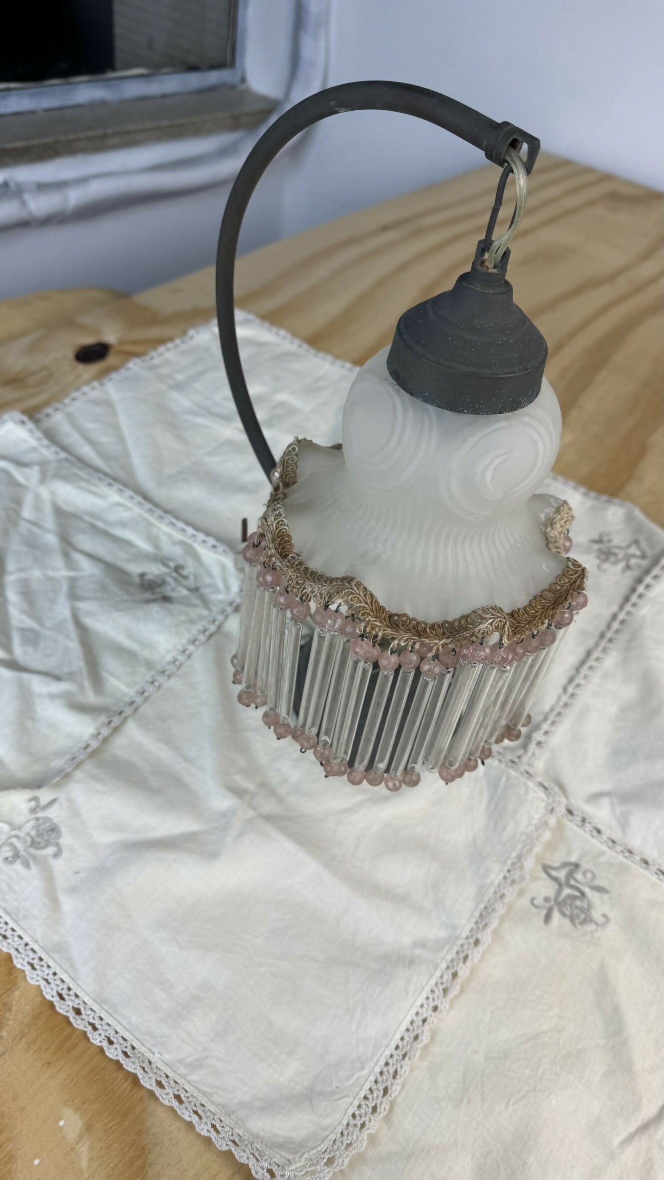 Luminária Boudoir Vintage | Autêntico Art Déco com Franjas de Cristal e Miçangas Rosas