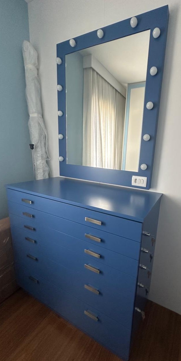 Cômoda laqueada azul com espelho camarim