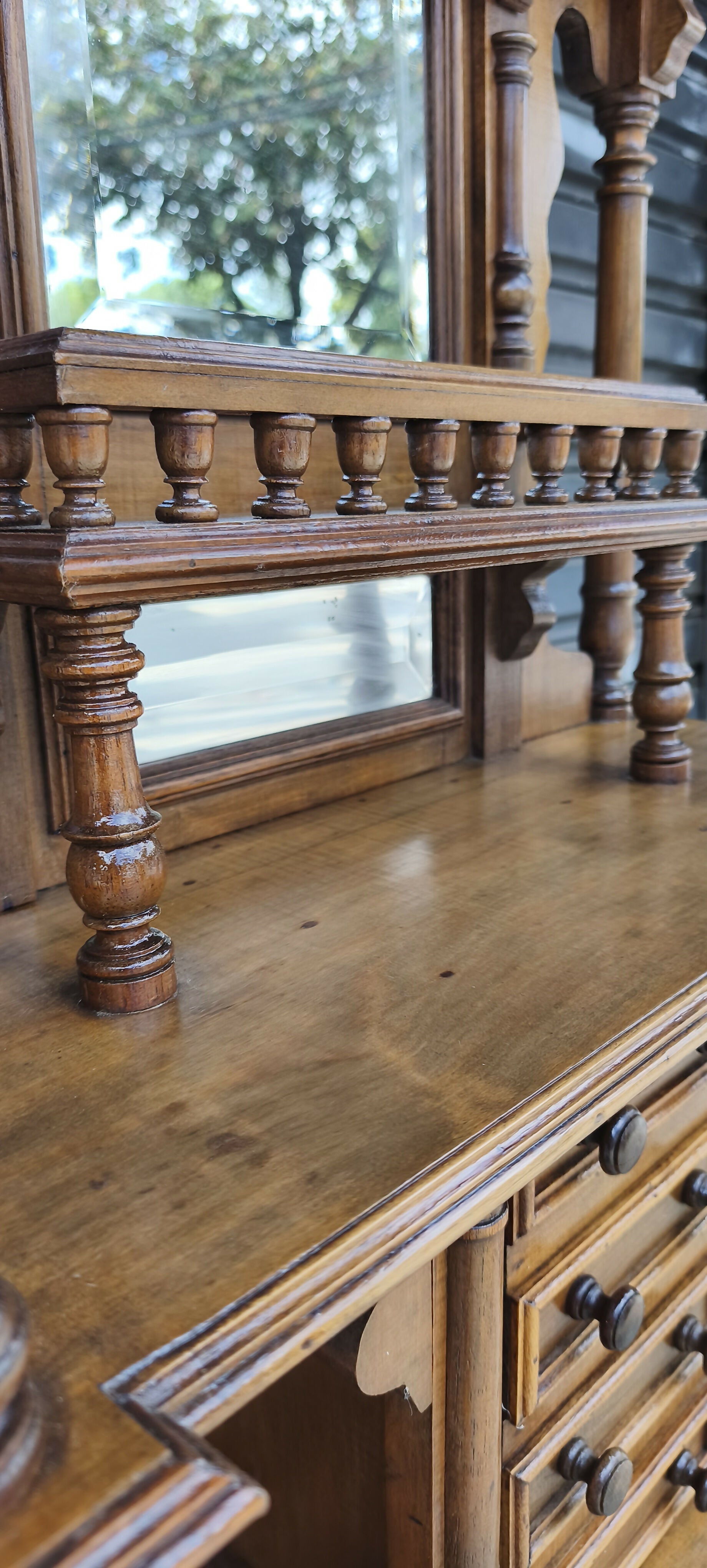 Porta Bibelô Império em madeira nobre e espelho bisotado