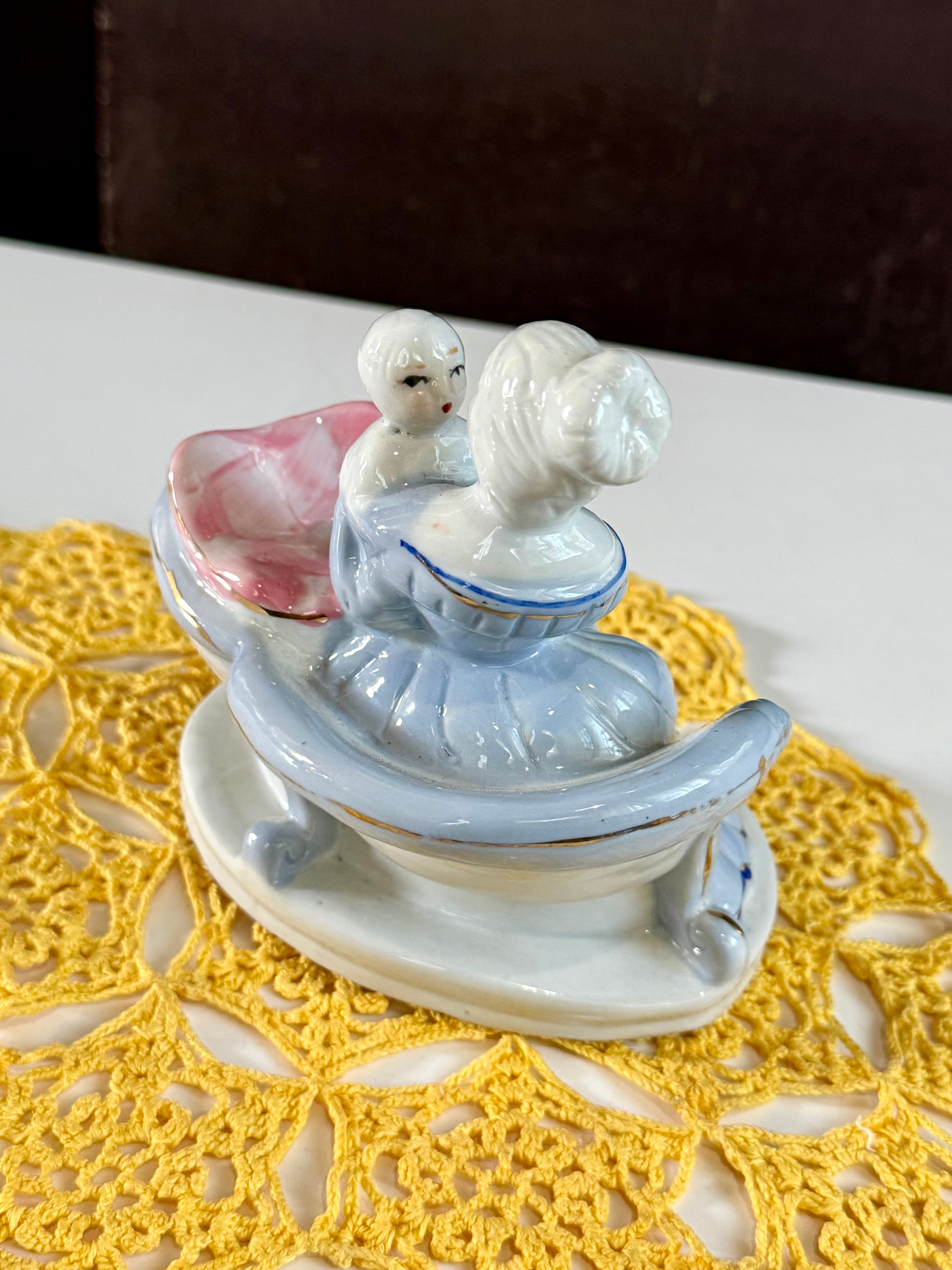 Bibelô de porcelana mãe e bebê
