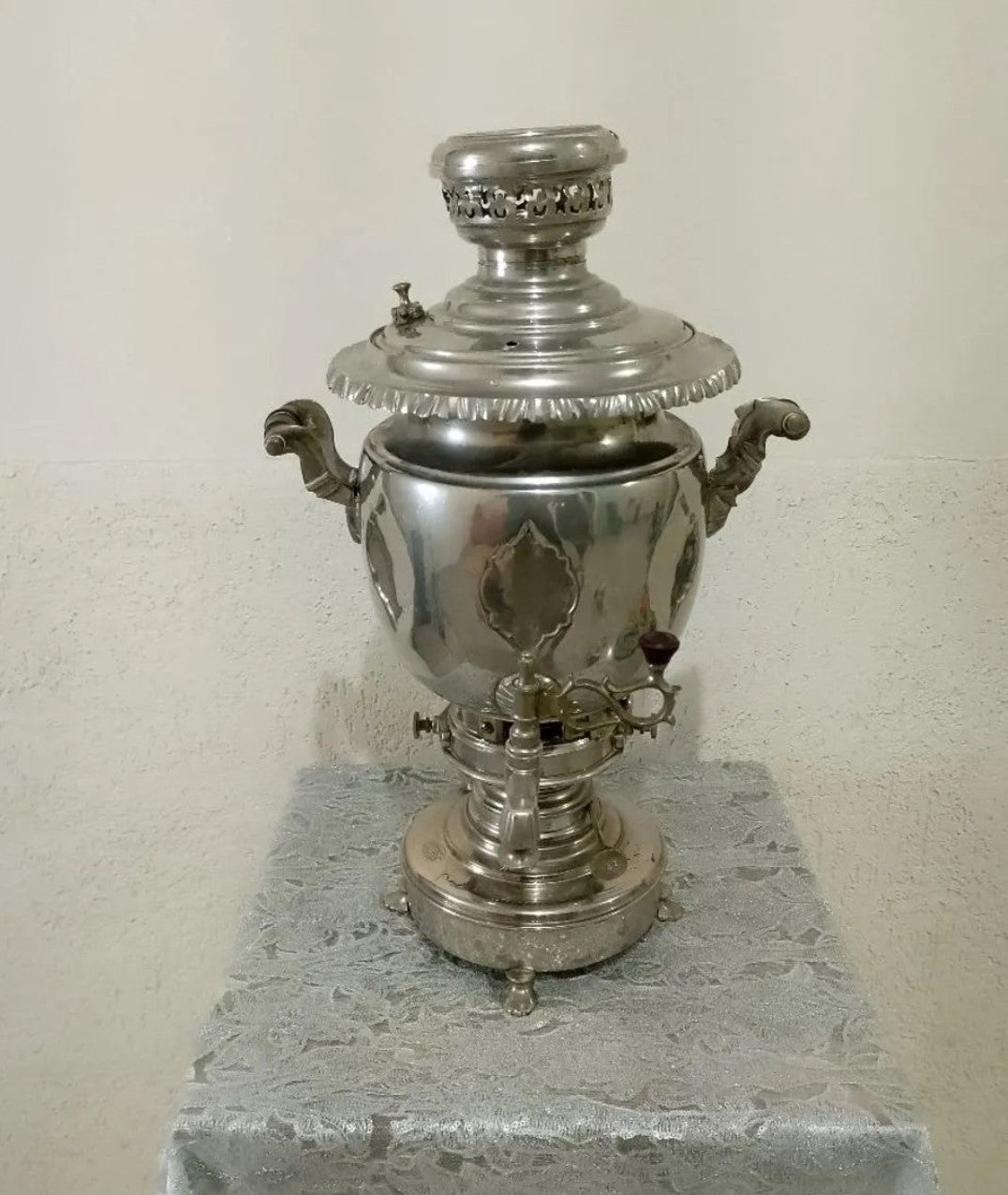 Belíssimo Samovar antigo da marca Hamraz em metal prateado 
