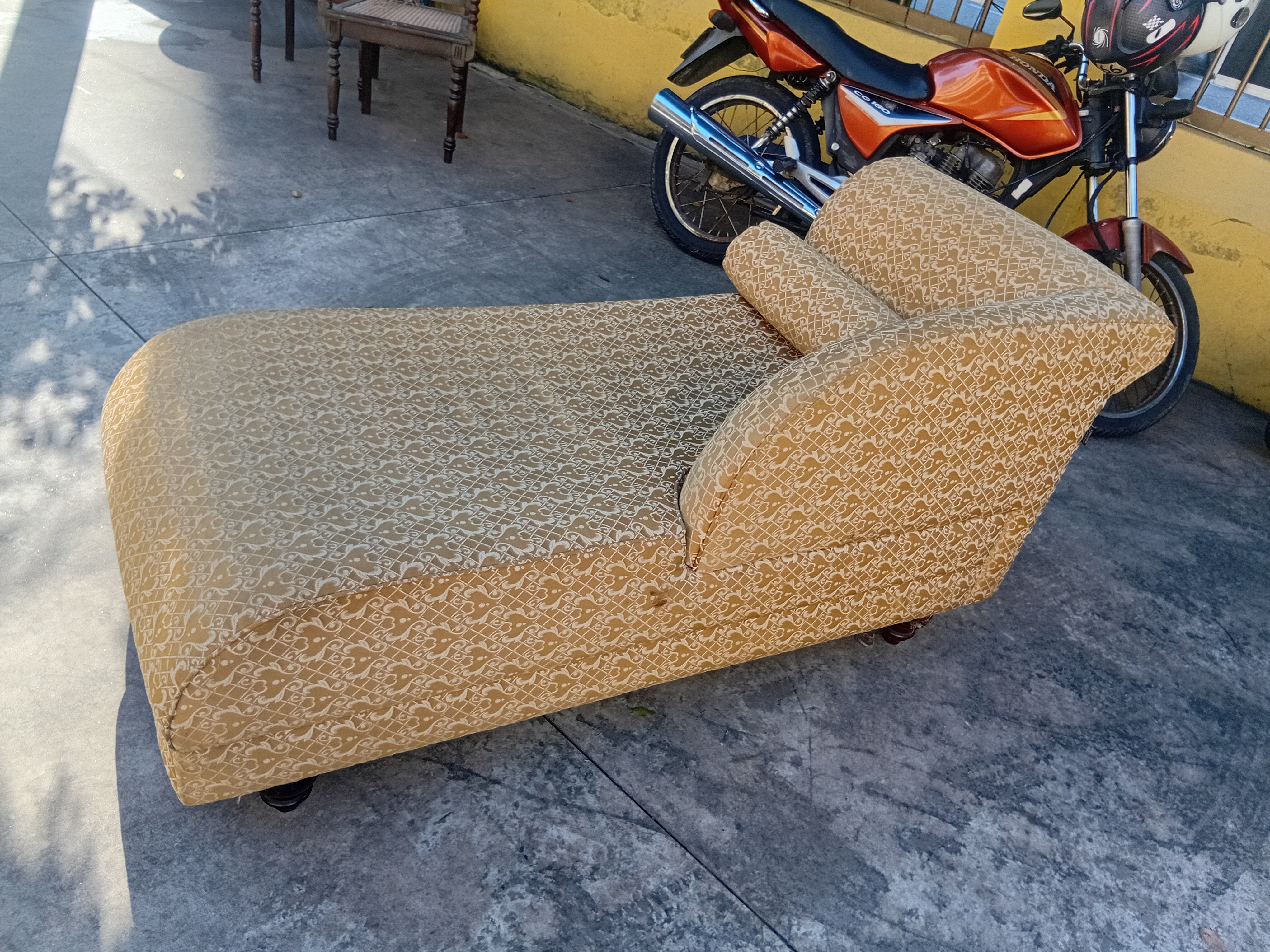 Sofá / Recamier em tecido amarelo estampado 