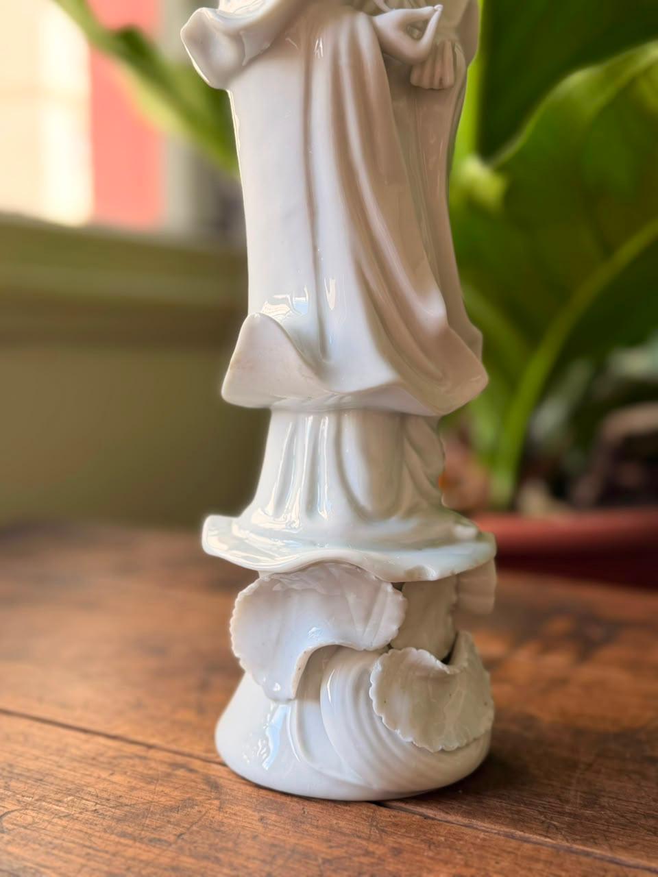 Estatueta em porcelana branca representando Deusa Kuan Yin